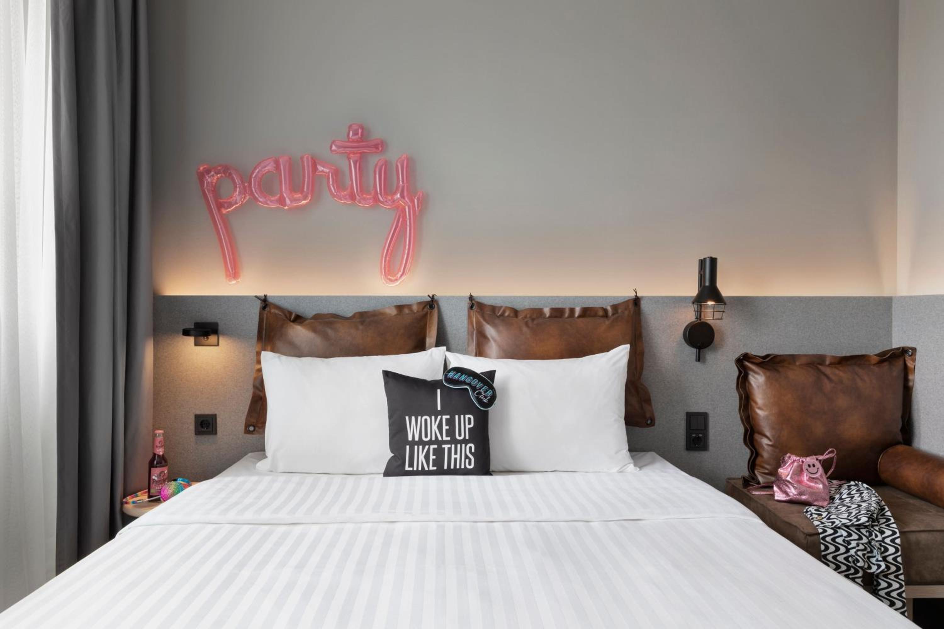 Moxy Queen Room with City View thumbnail 5