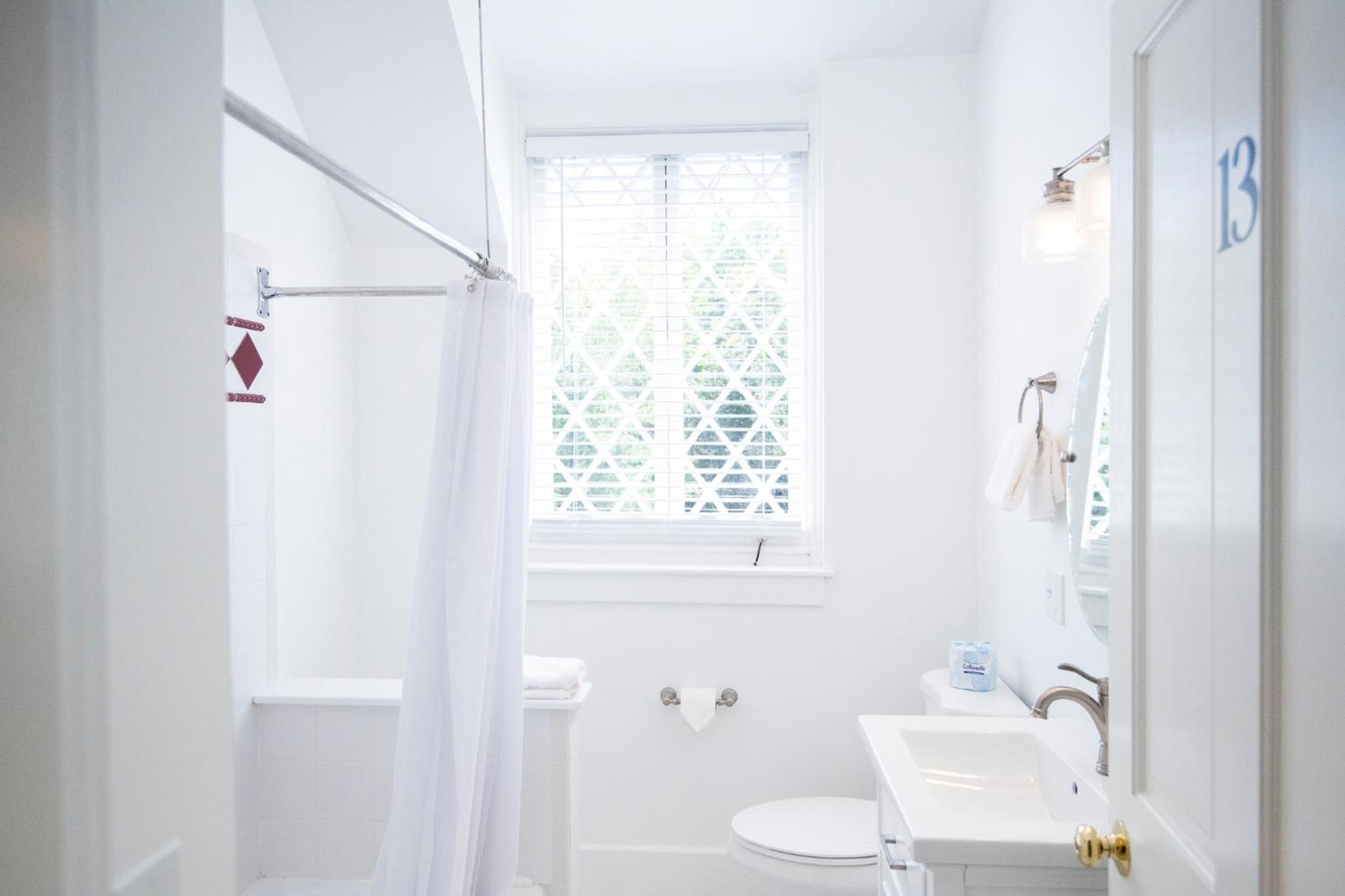 Queen w/ Detached Bathroom, Room 13 photo 3