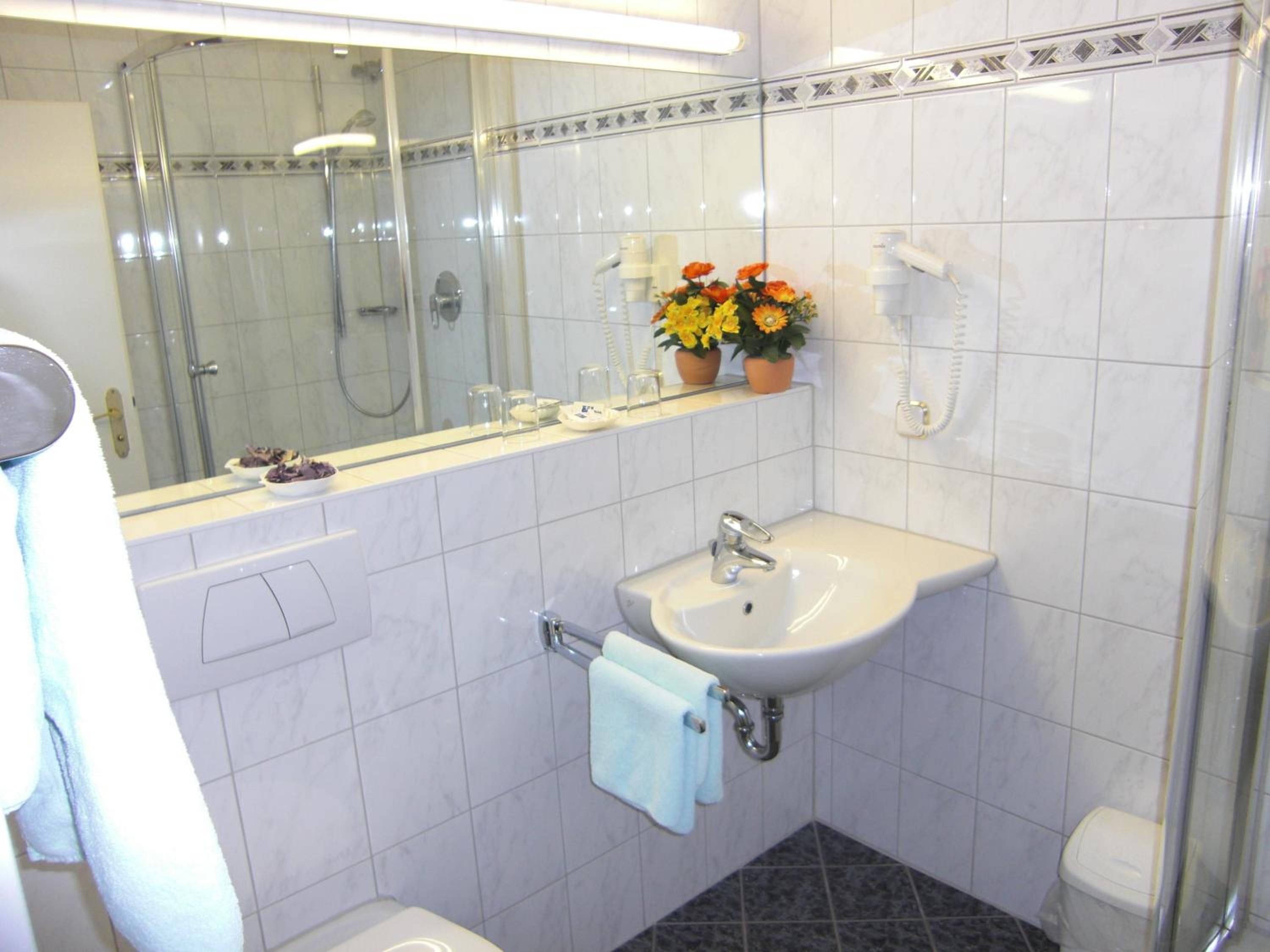 Standard Double or Twin Room - Photo 17