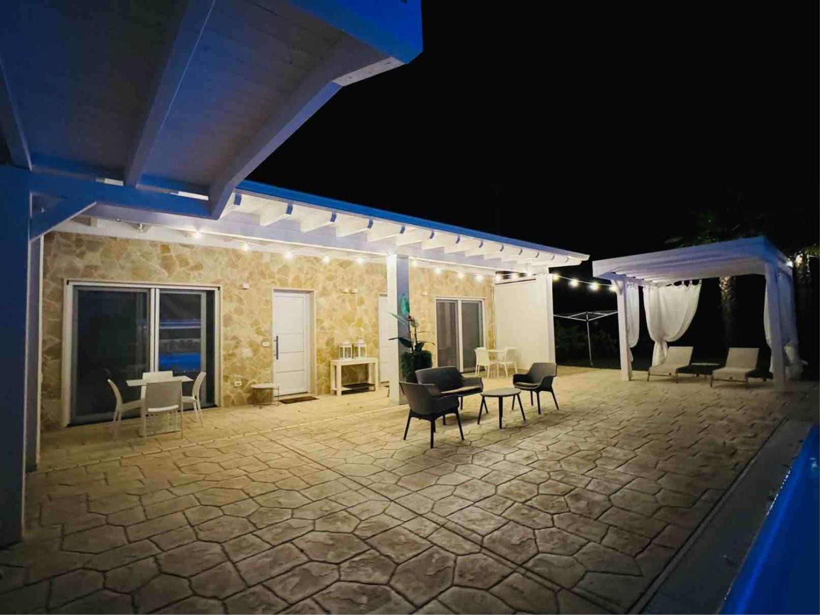 Deluxe One-Bedroom Apartment