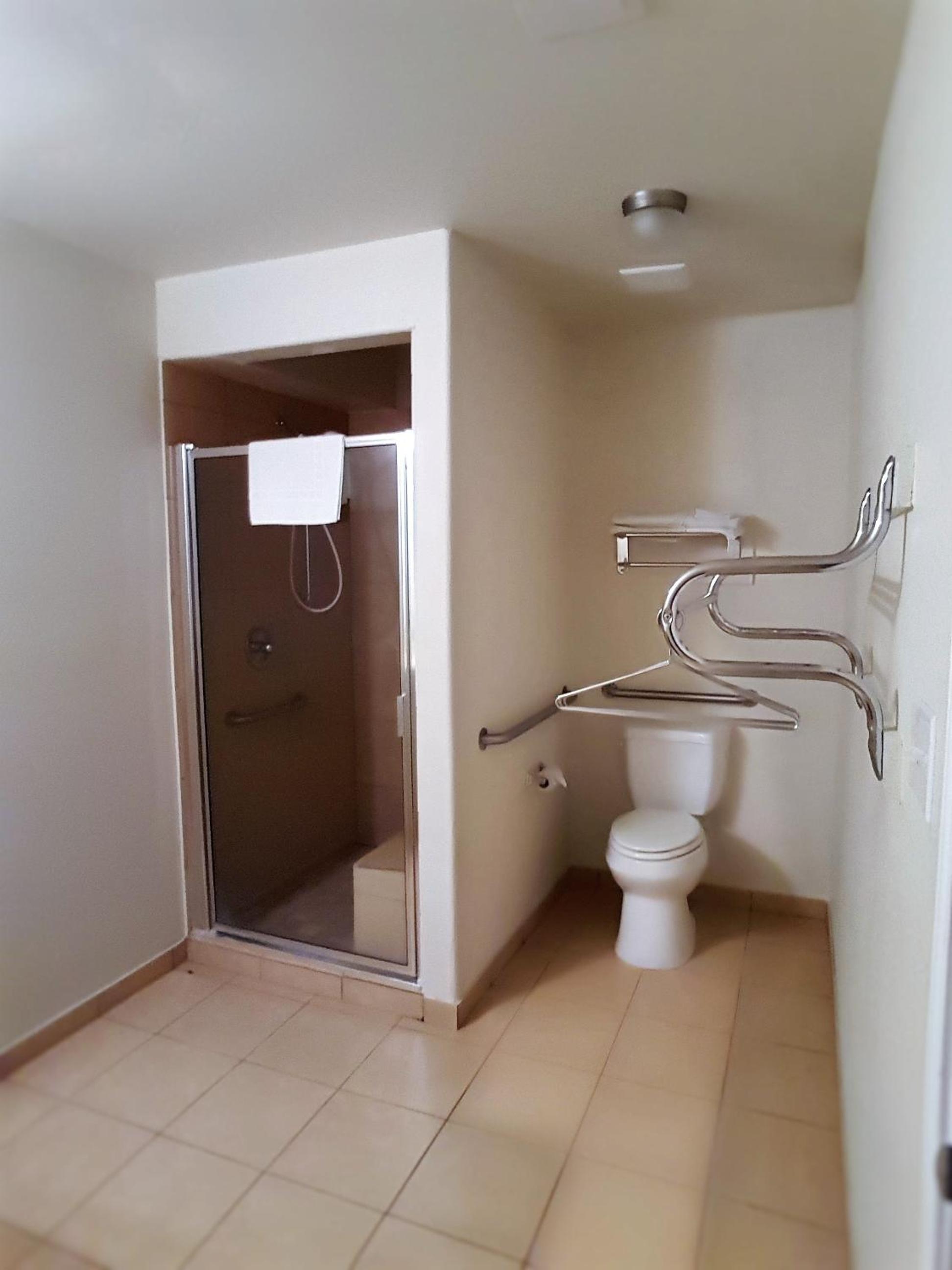 Single Room - Disability Access photo 3