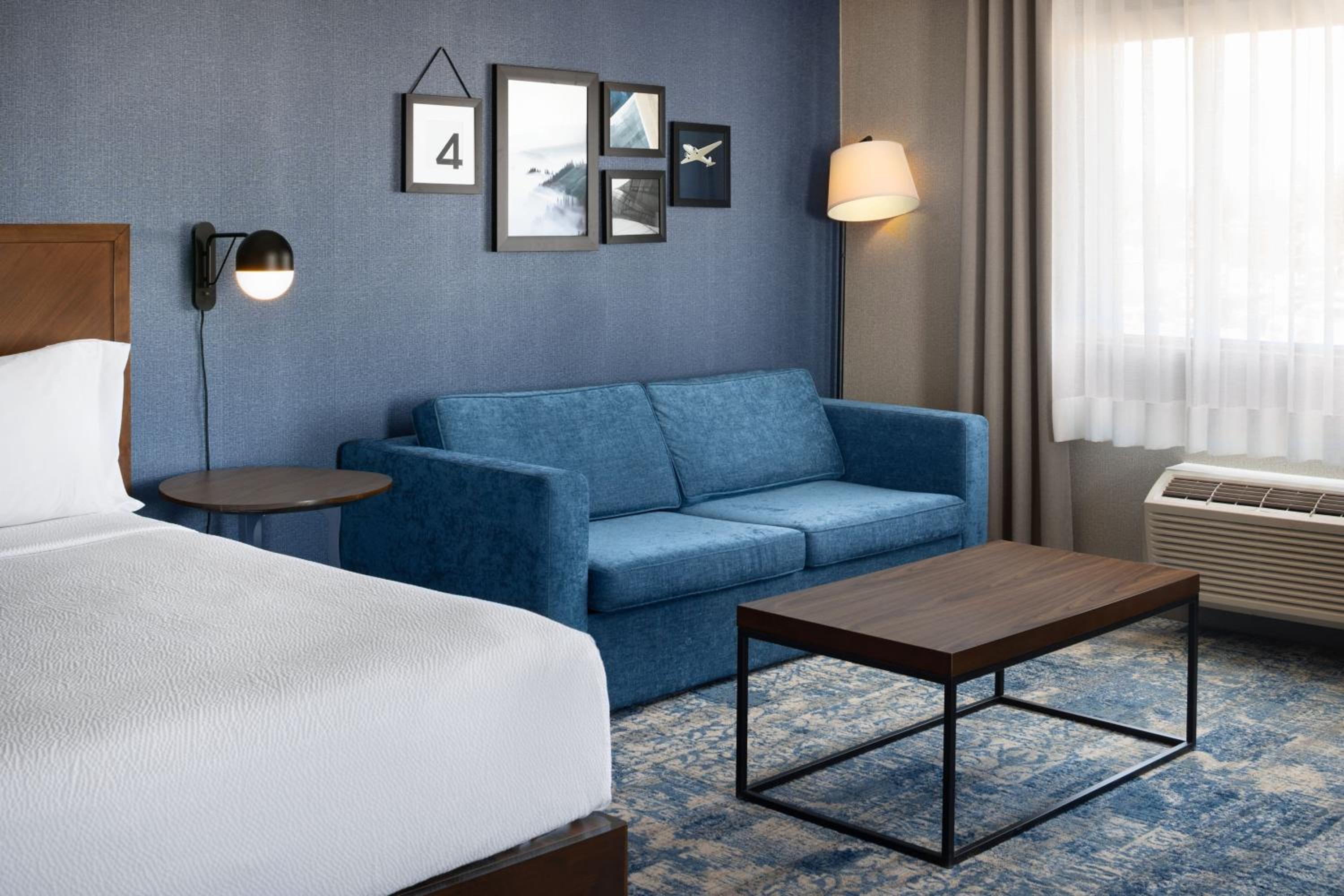 1 Bedroom Suite, 1 King, Sofa bed, Corner room - Photo 2