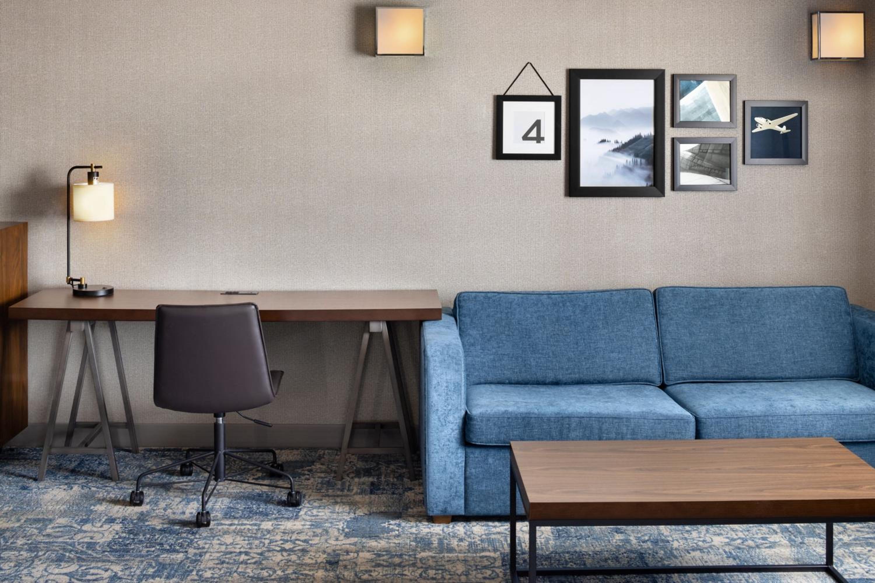 1 Bedroom Suite, 1 King, Sofa bed, Corner room - Photo 3