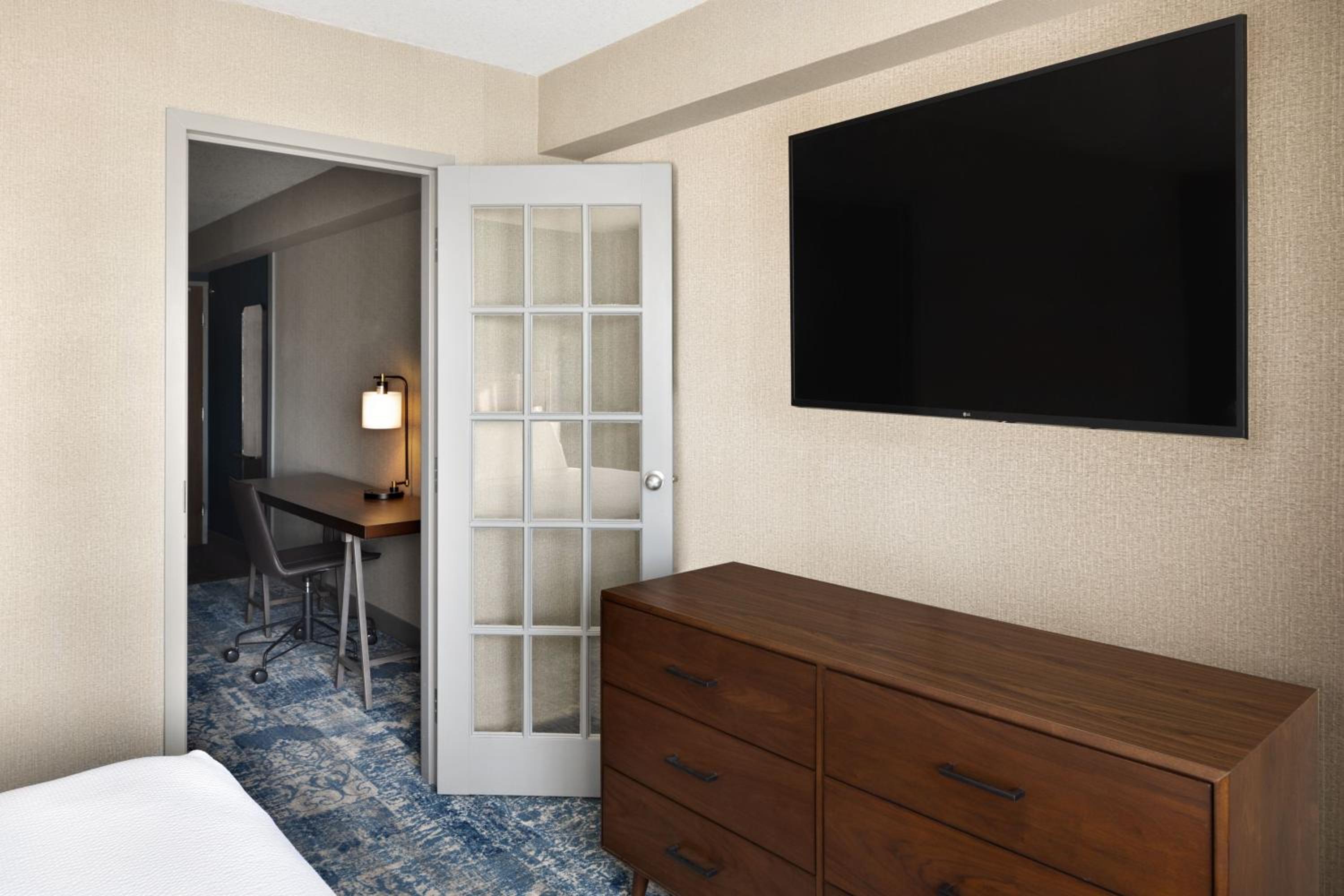 1 Bedroom Suite, 1 King, Sofa bed, High floor - Photo 3