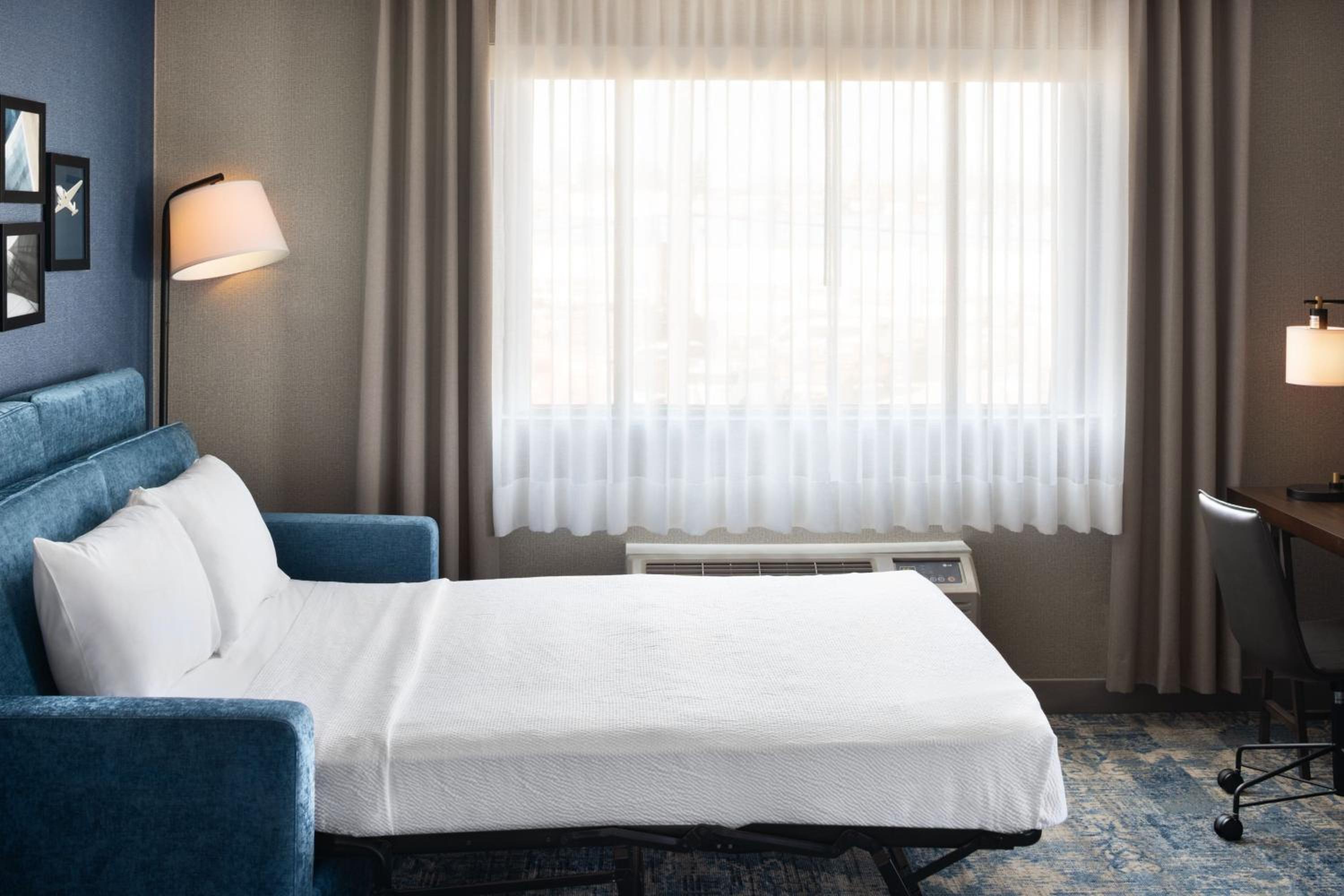 1 Bedroom Suite, 1 King, Sofa bed, Corner room - Photo 5