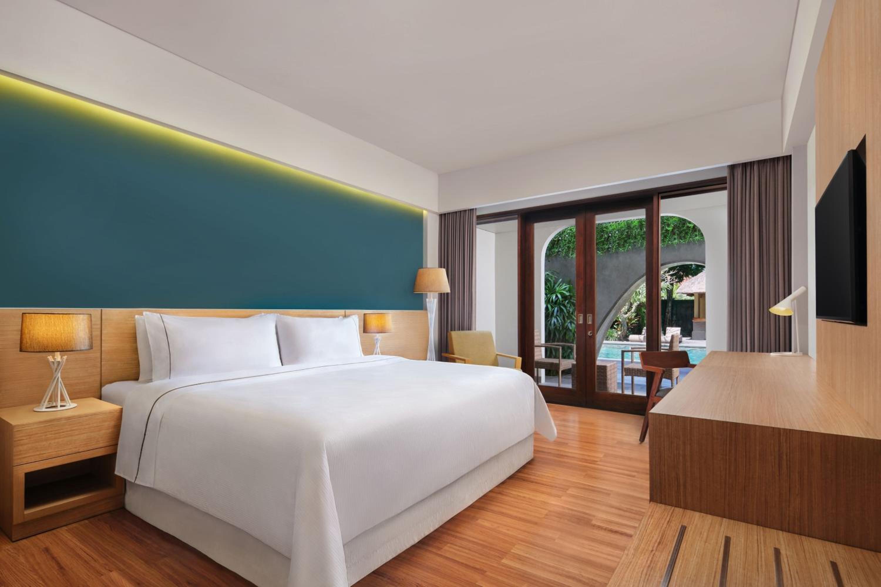 Deluxe King Room with Pool Access - Garden Level with Free Mini Bar, Daily Shuttle to Monkey Forest, Daily Yoga, Free Bike to borrow,  Free Family Activity and 24 Hour access to Motion Fitness Center photo 1