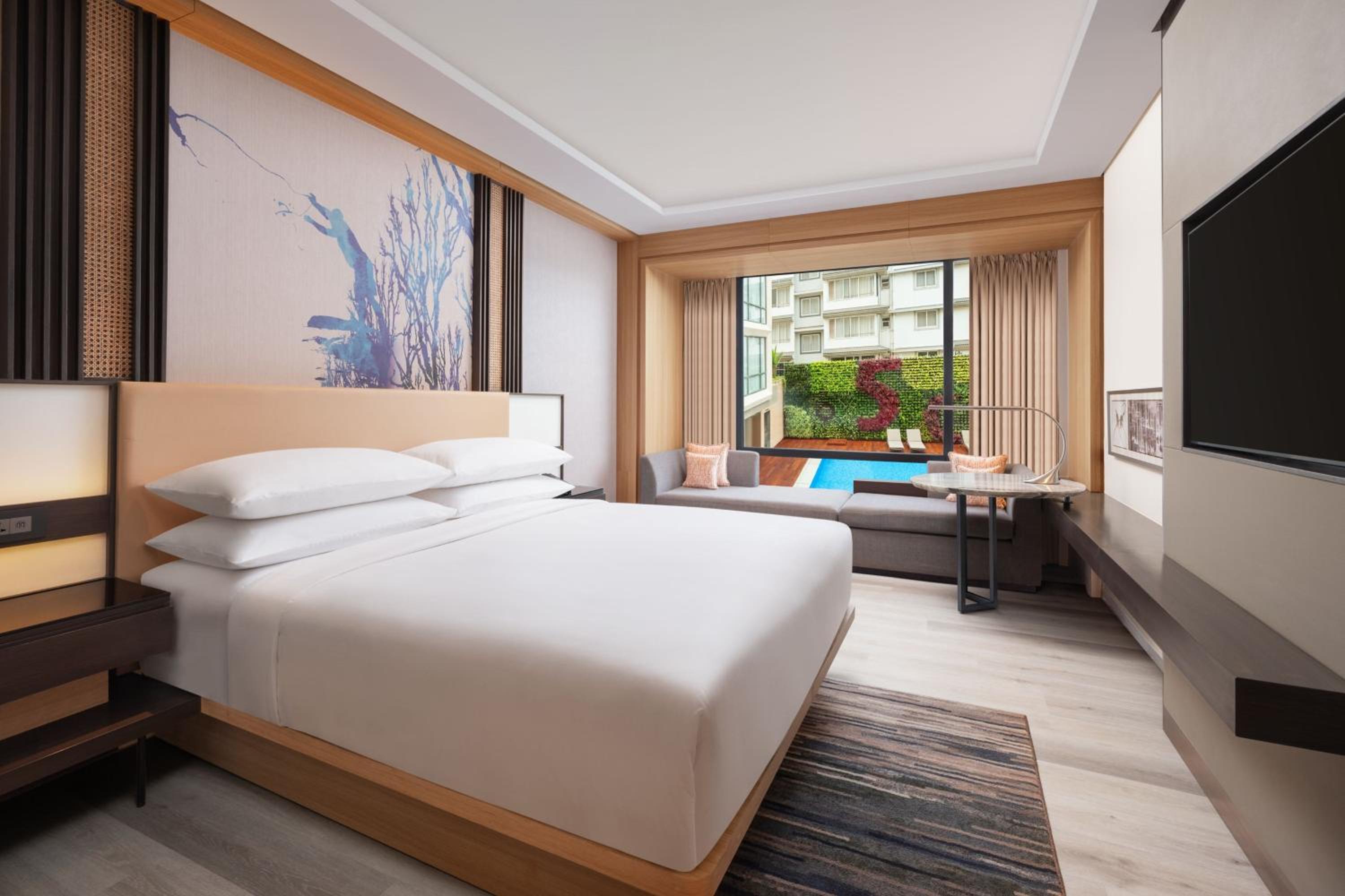 Deluxe Guest room, 1 King, Partial pool view with INR 500 Spa credit on min therapy of 60 mins per stay - Photo 3