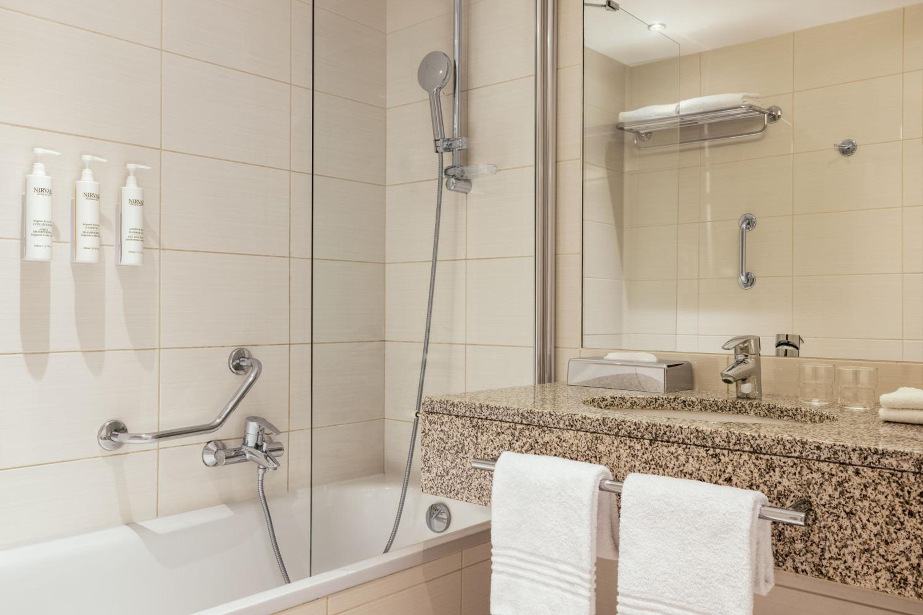 Deluxe King Room - Photo 2