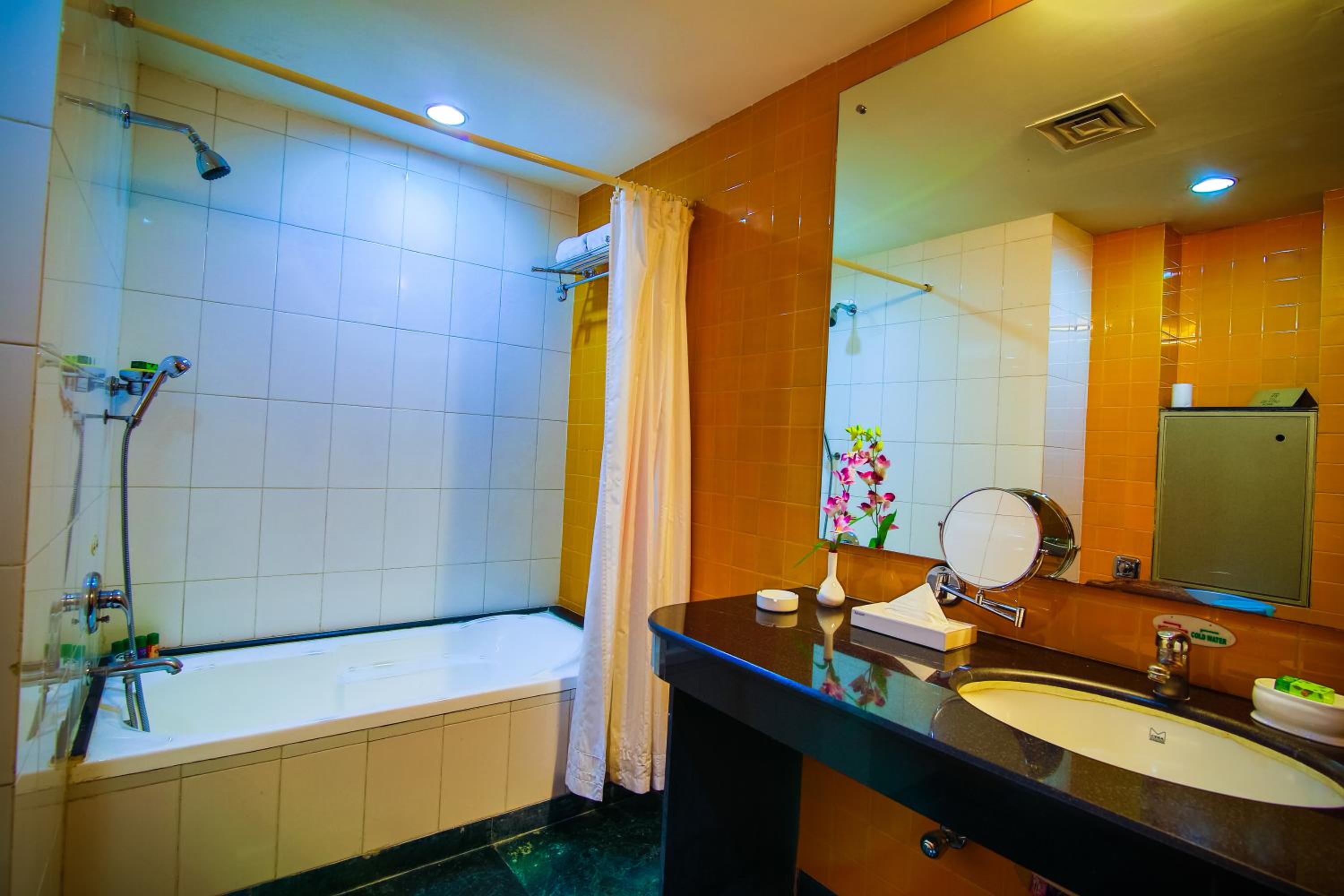 Executive Suite - Photo 6