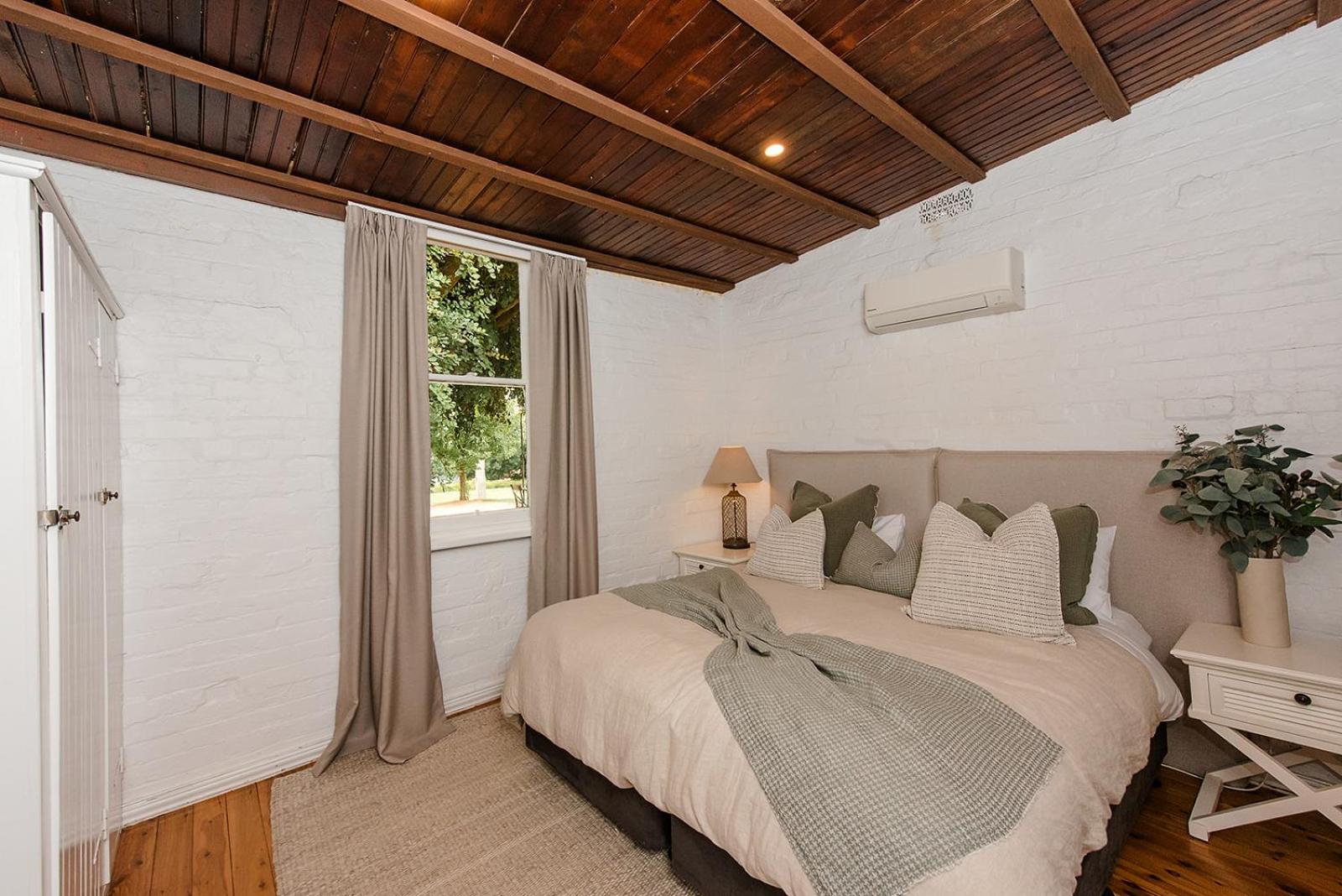 Four-Bedroom House photo 2