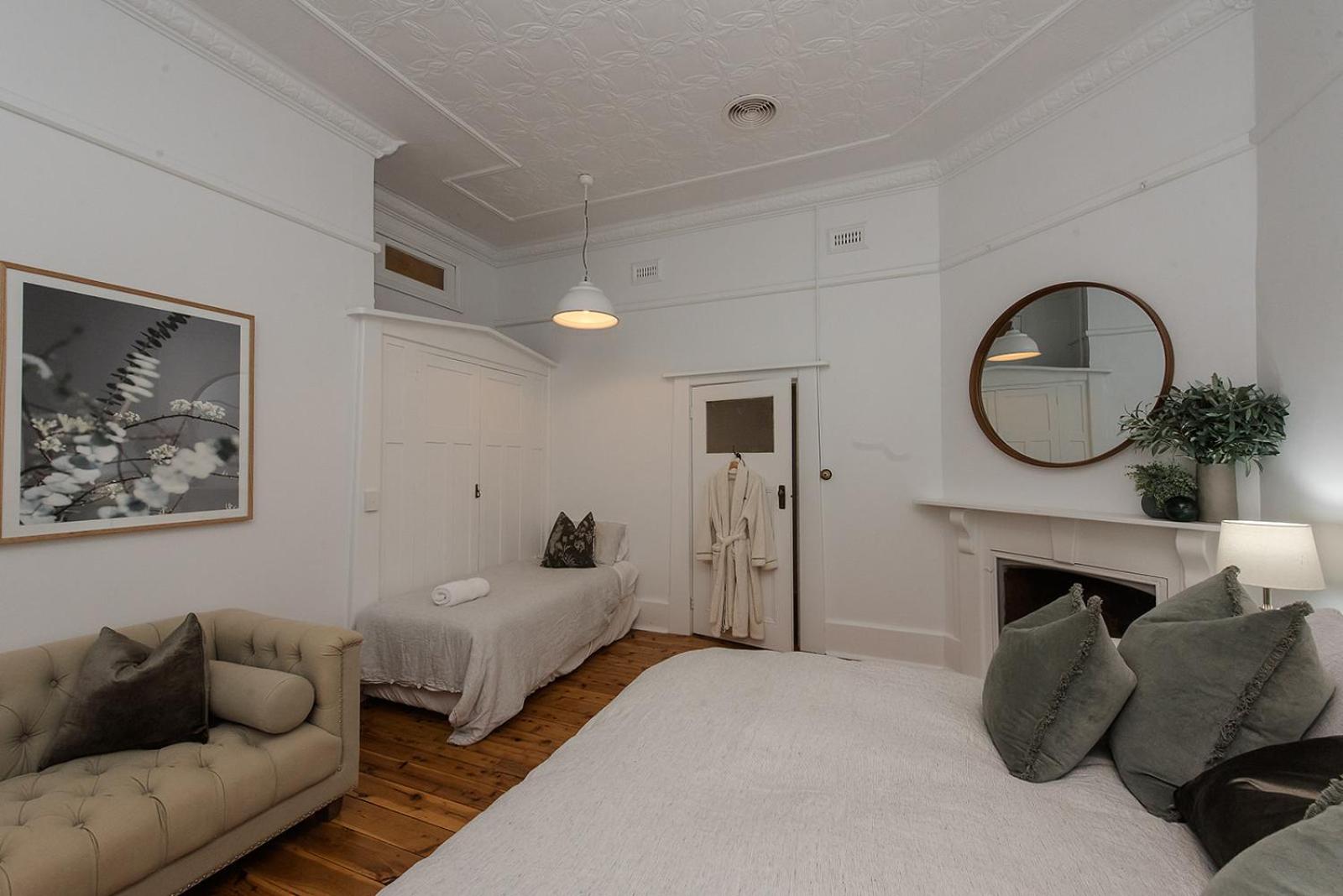 Eight-Bedroom House photo 1