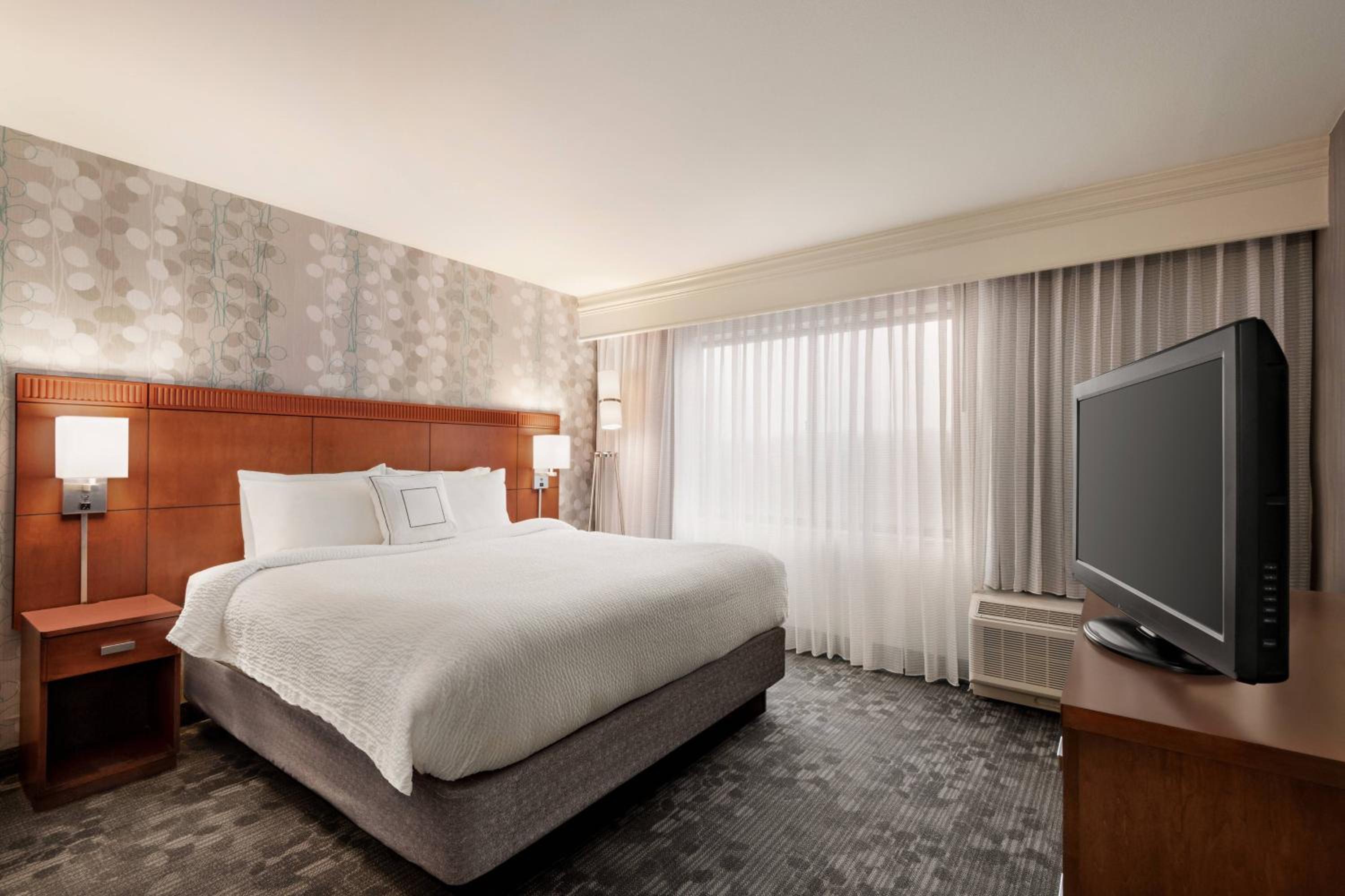 King Suite with Balcony and Sofa Bed - Photo 6