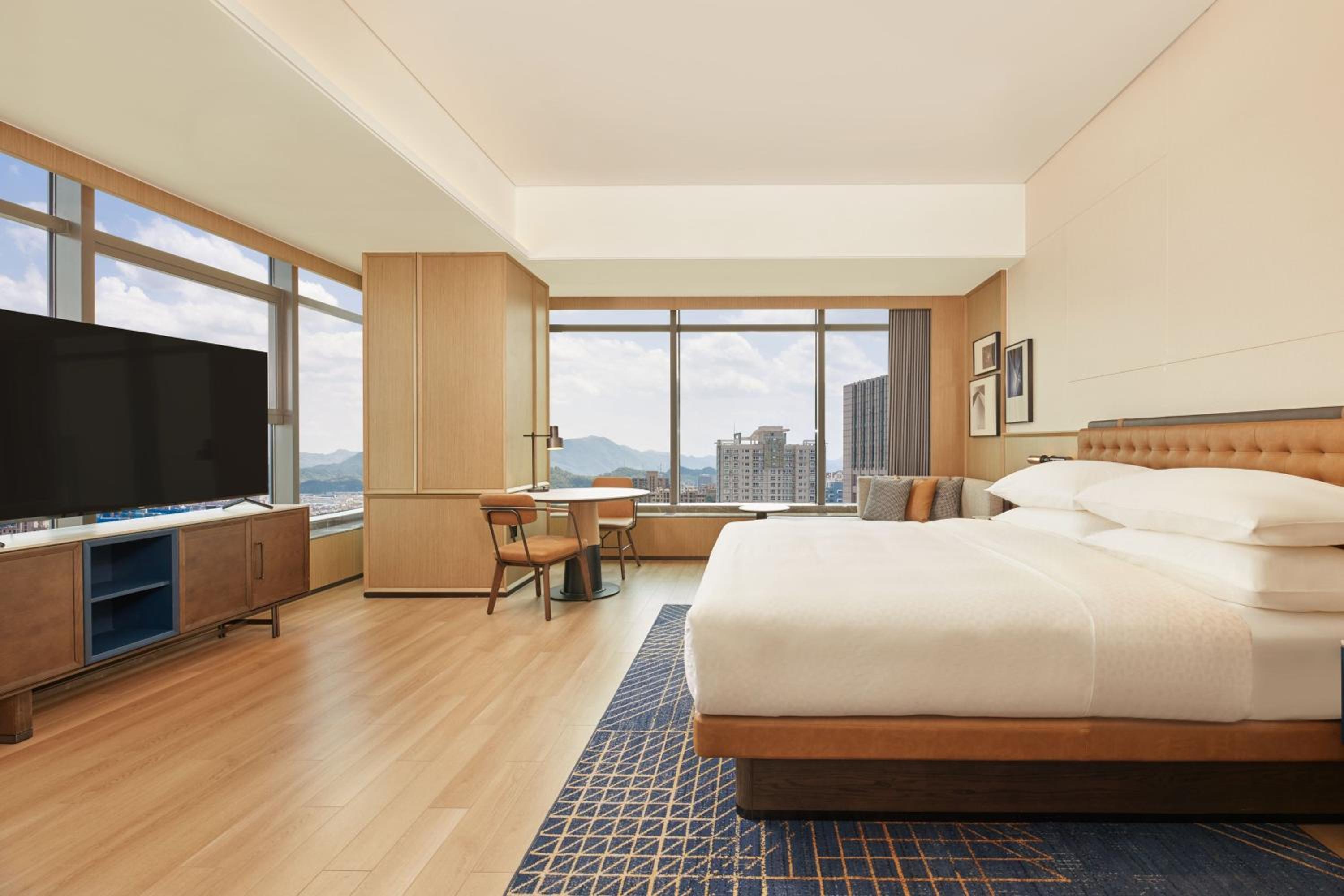 Deluxe Corner King Room