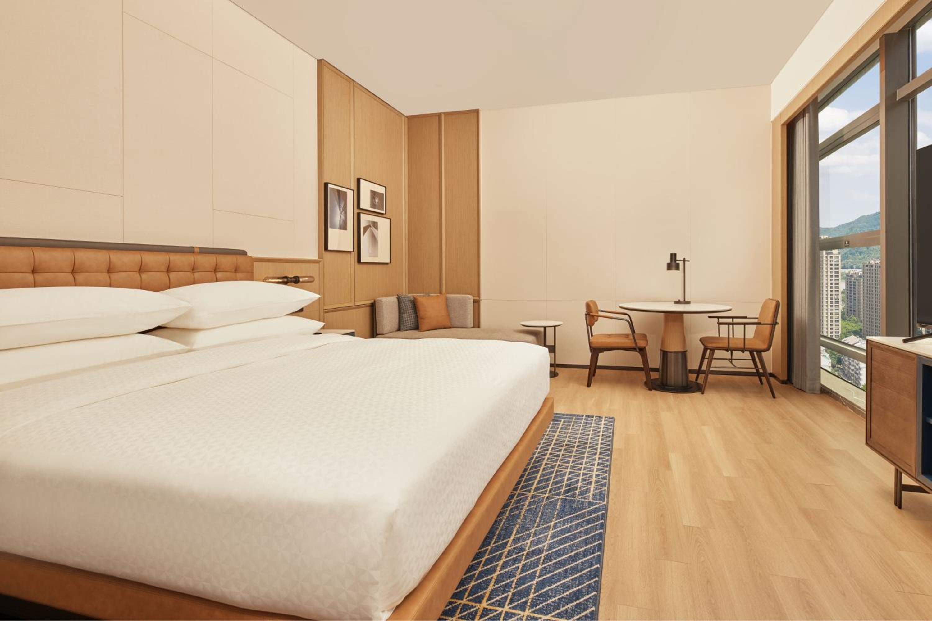 Deluxe King Room with City View