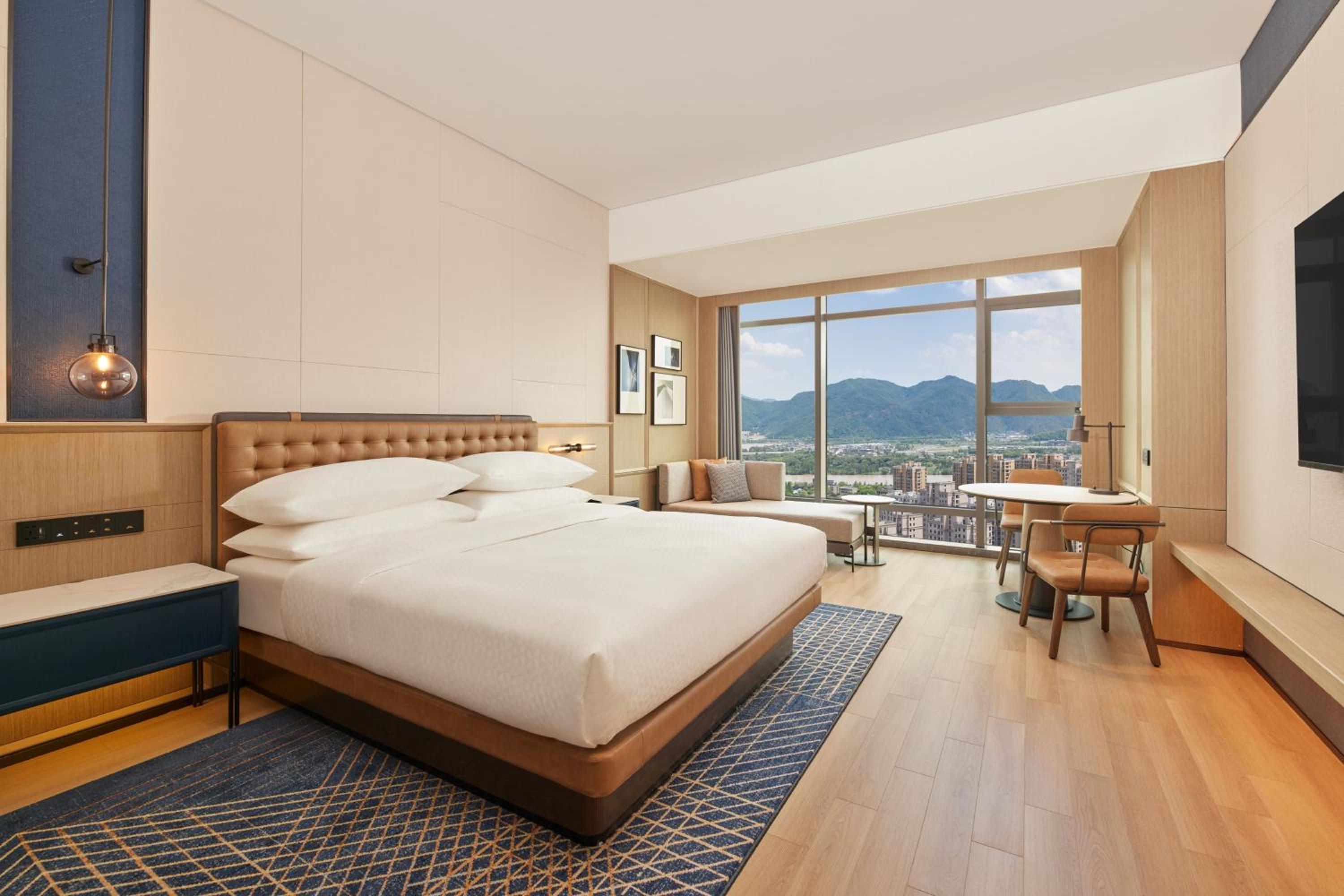 Superior King Room with City View