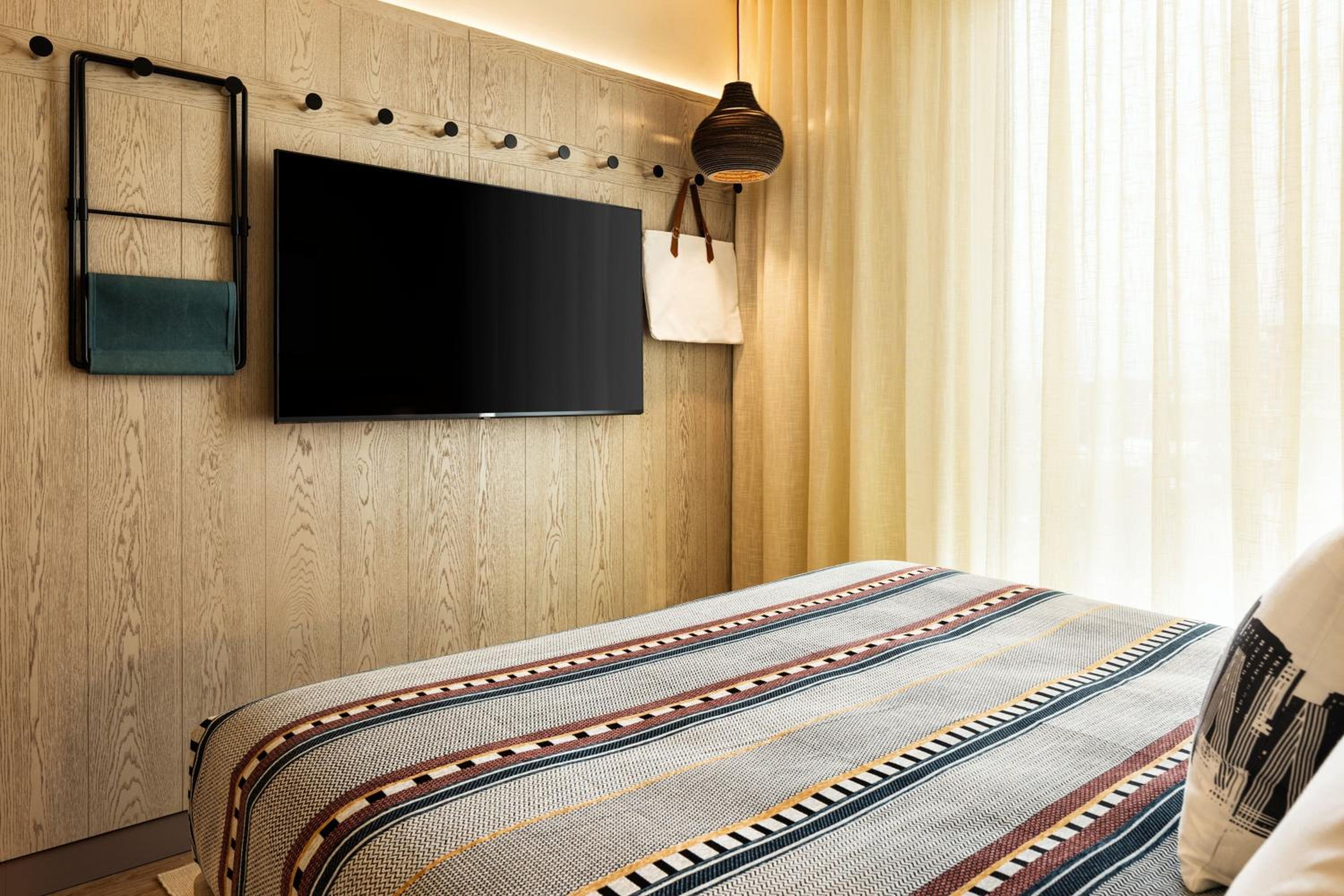 Queen Room with Two Queen Beds - Photo 4