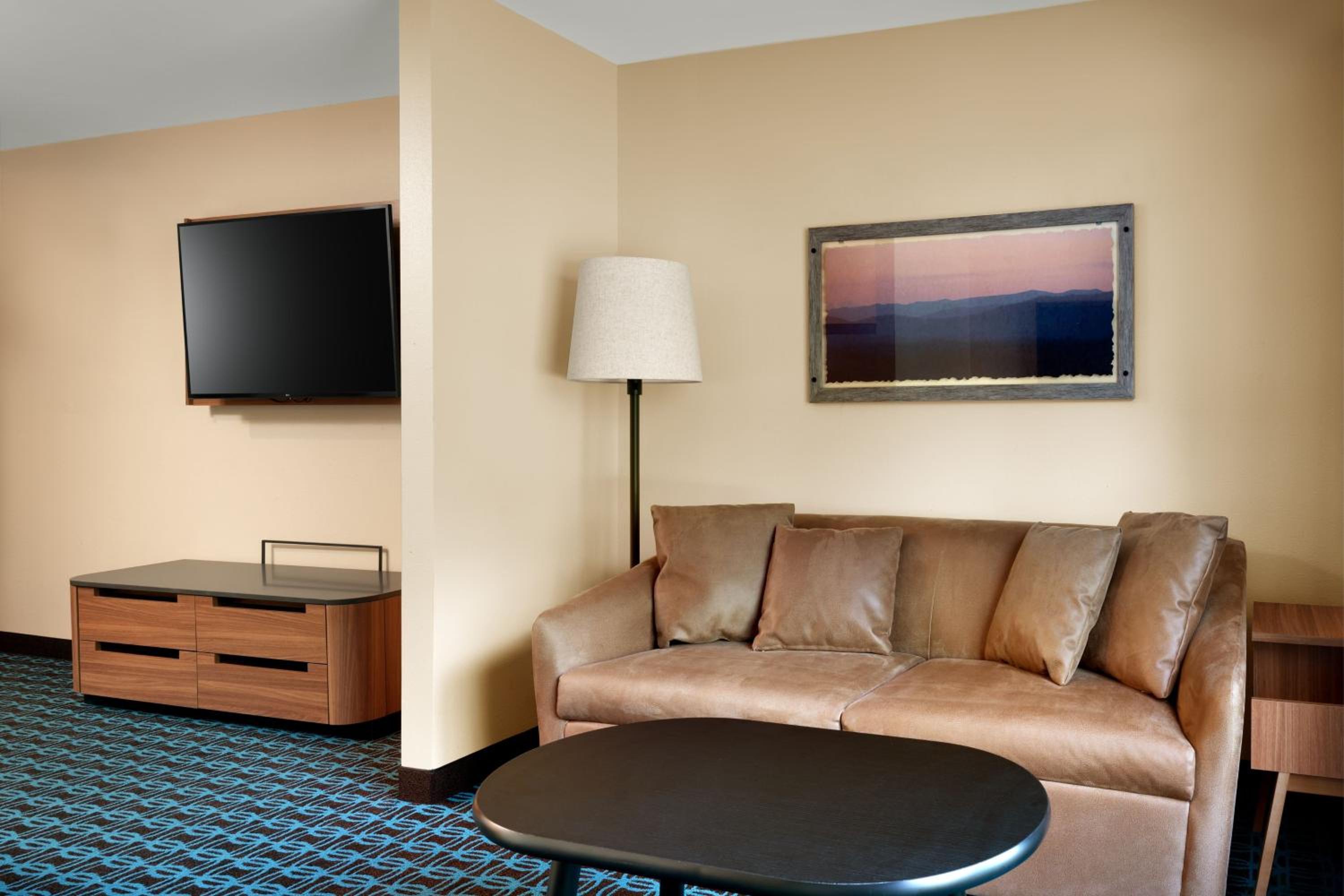 King Suite with Sofa Bed - Non-Smoking - Photo 4