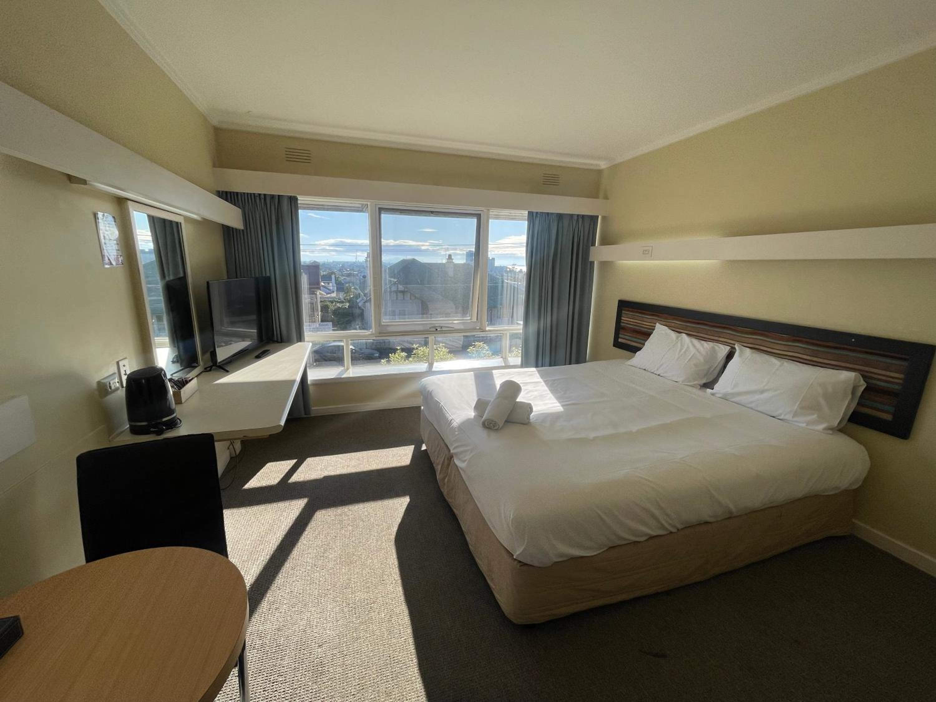 Queen Room photo 2