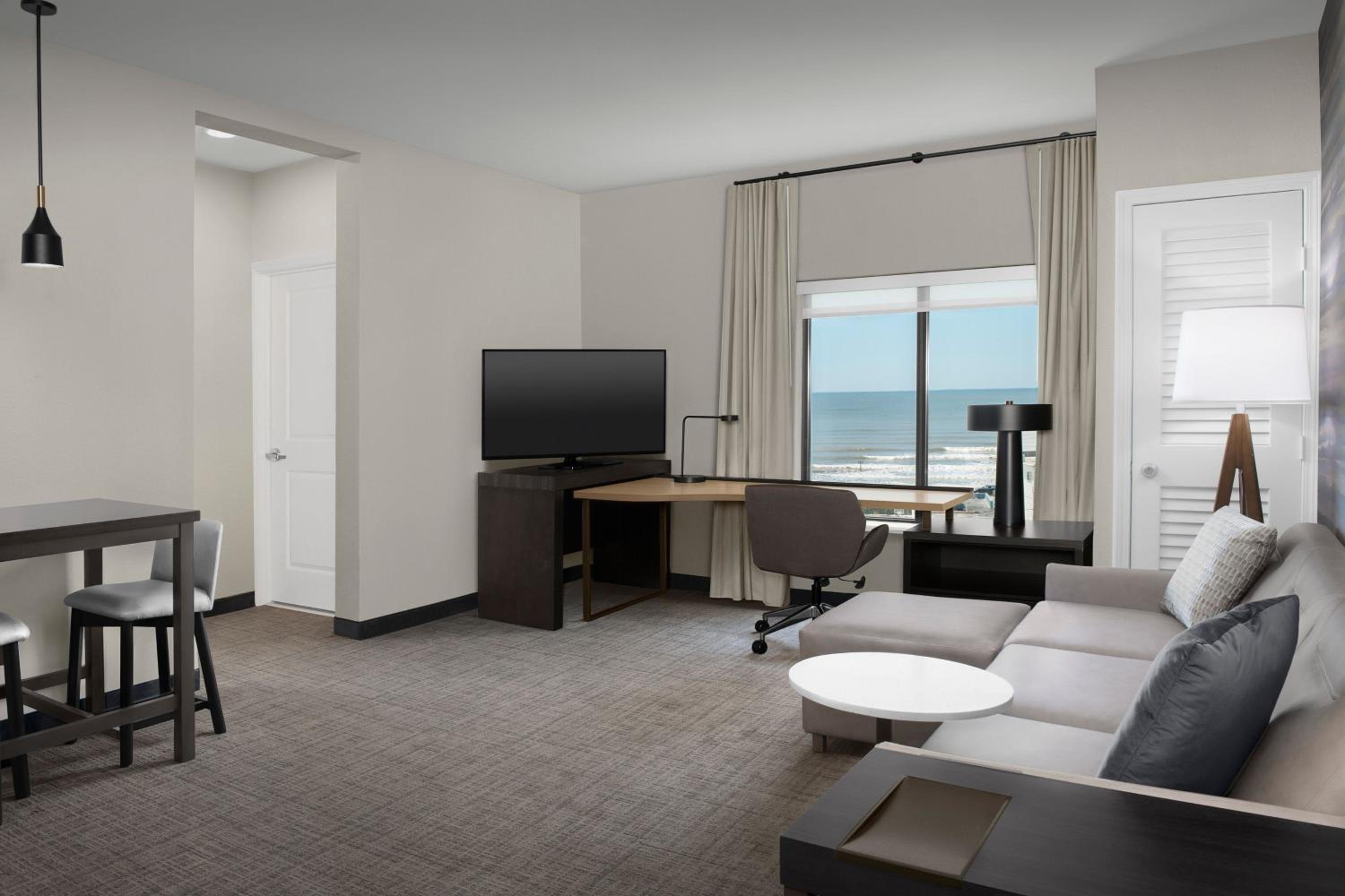 One-Bedroom King Room with Sofa Bed and Ocean View - Photo 2