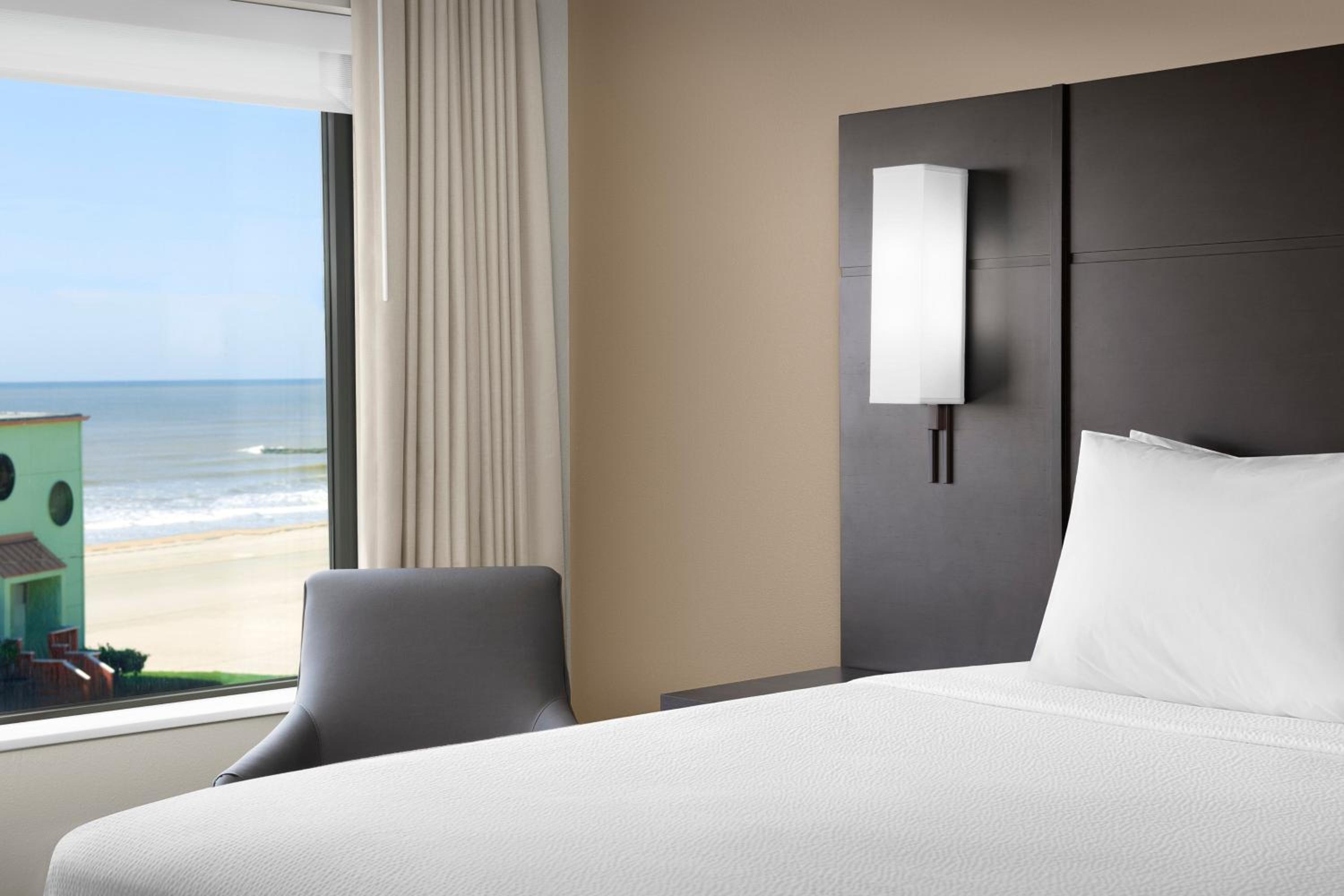 One-Bedroom King Room with Sofa Bed and Ocean View - Photo 4