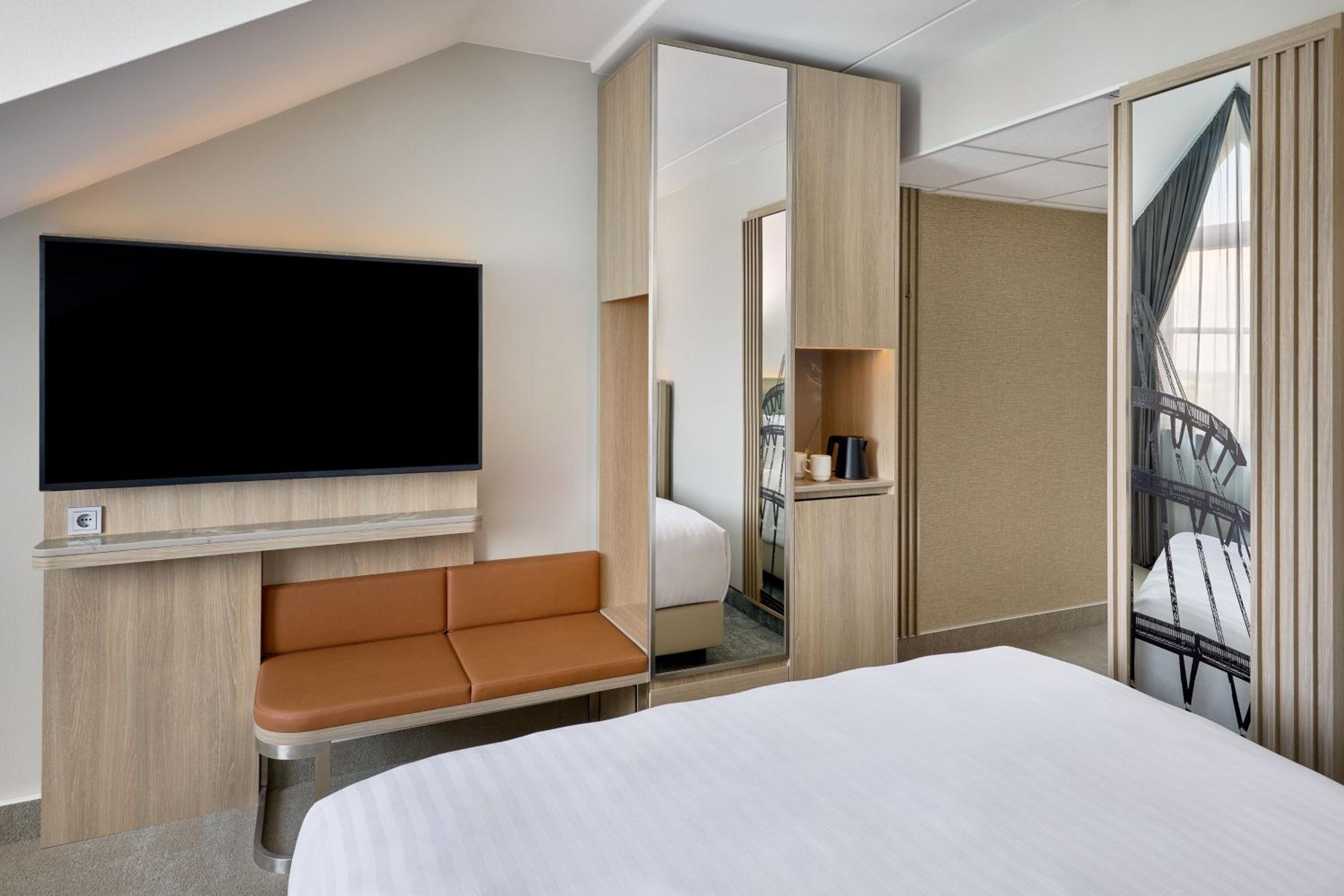 Superior Double Room thumbnail 5