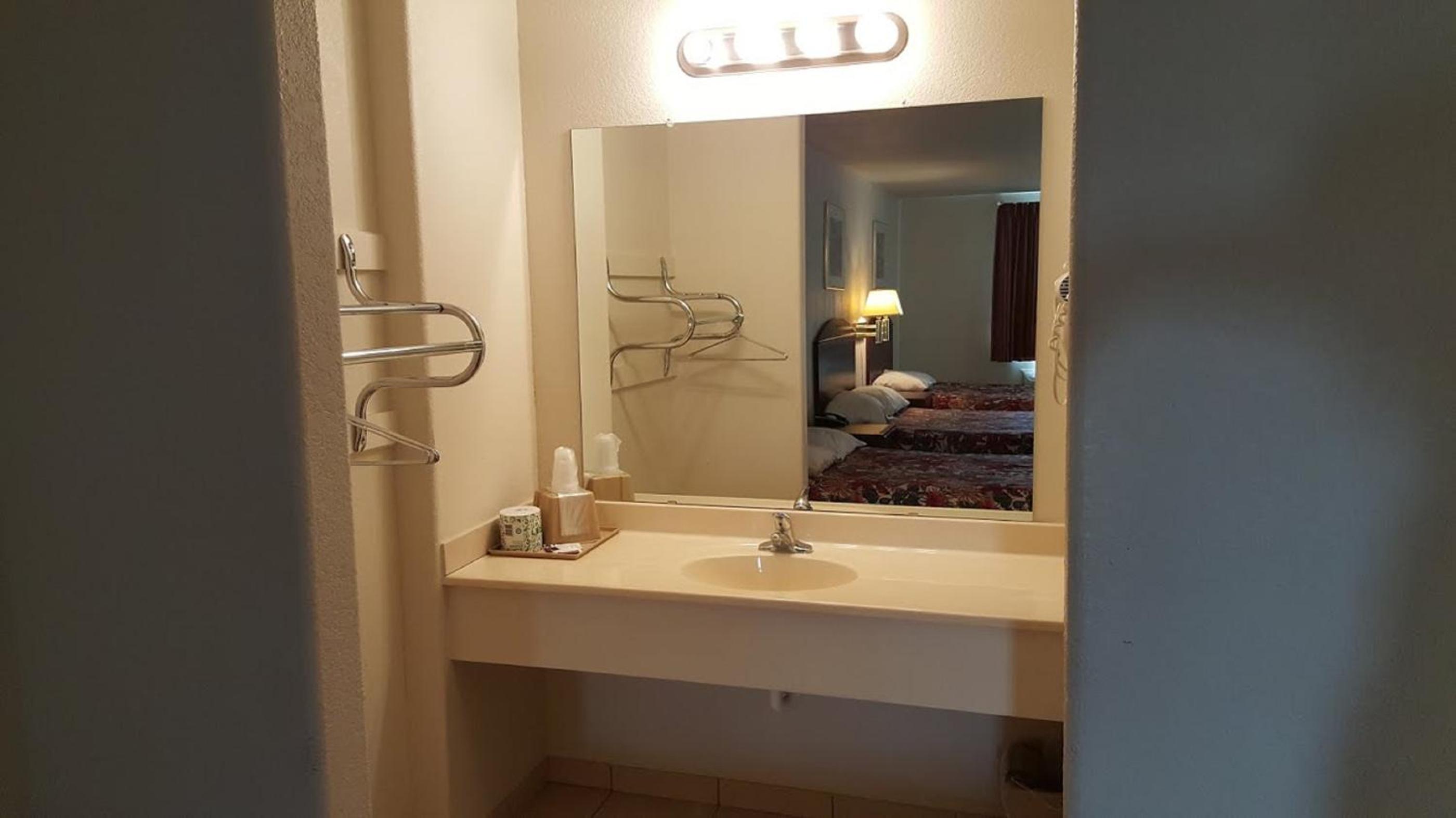 Queen Room with Two Queen Beds photo 2