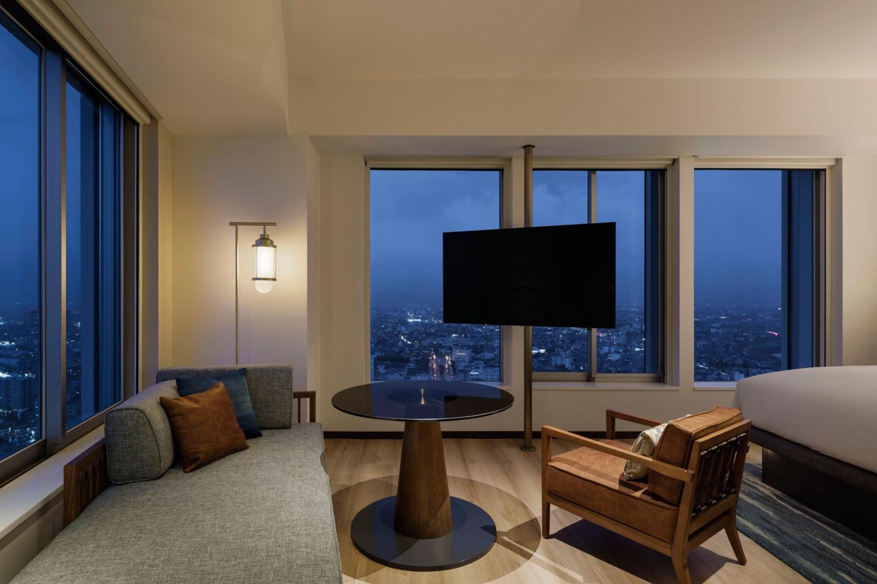 Deluxe Corner King Room with Mountain View