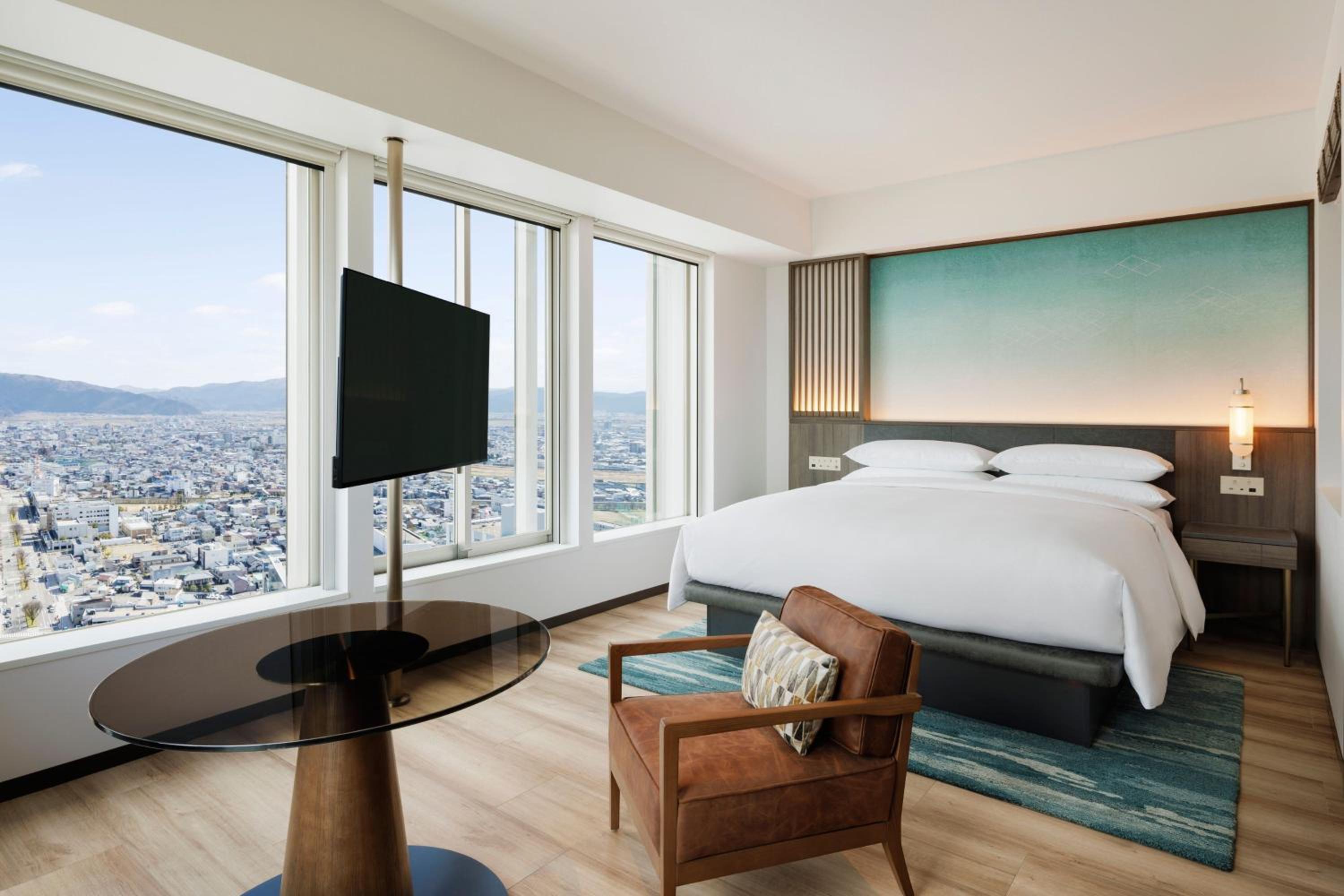 Deluxe Corner King Room with Mountain View photo 2