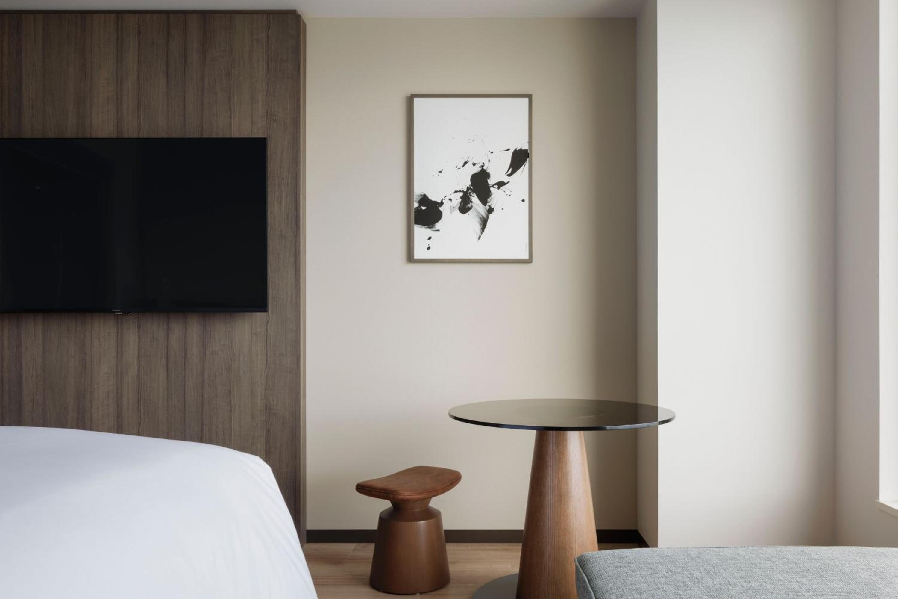 Superior Double Room with Two Double Beds and City View - Photo 3