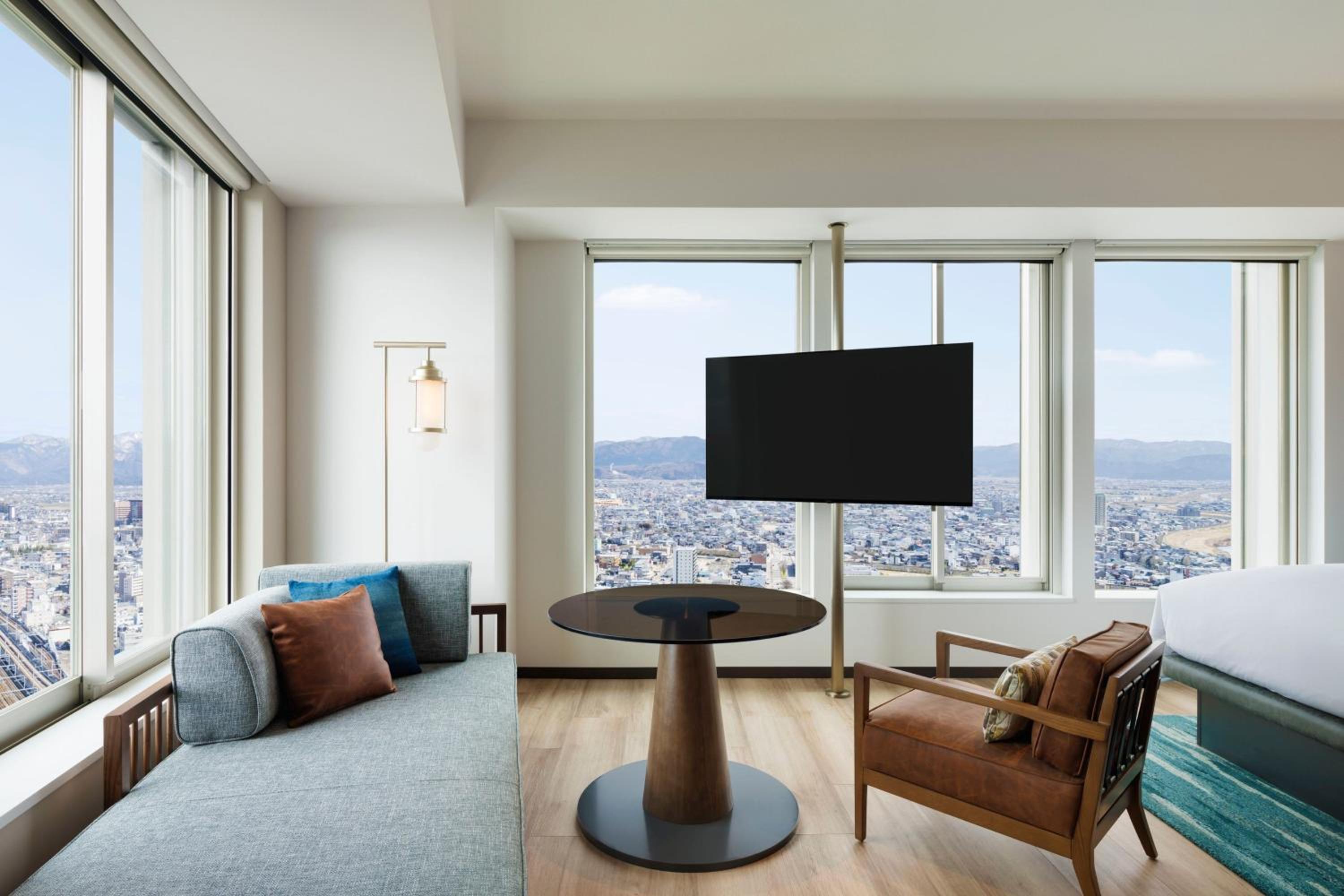 Deluxe Corner King Room with Mountain View photo 3