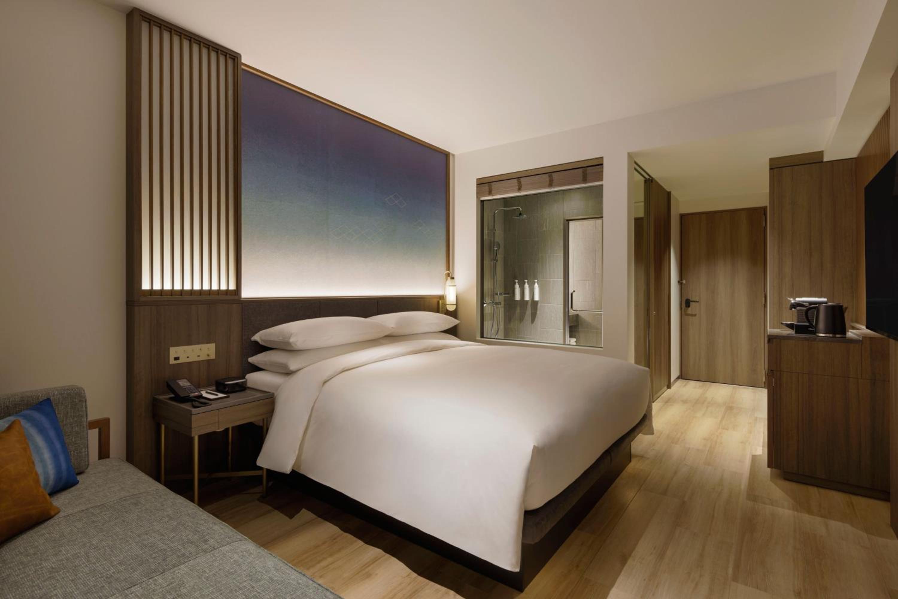 Deluxe King Room with Mountain View - Photo 3