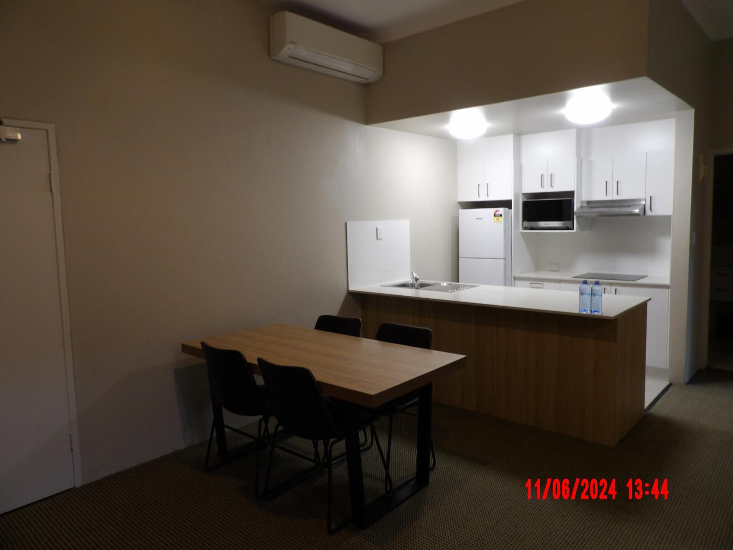 Two-Bedroom Apartment with Two Queen Beds - Photo 6