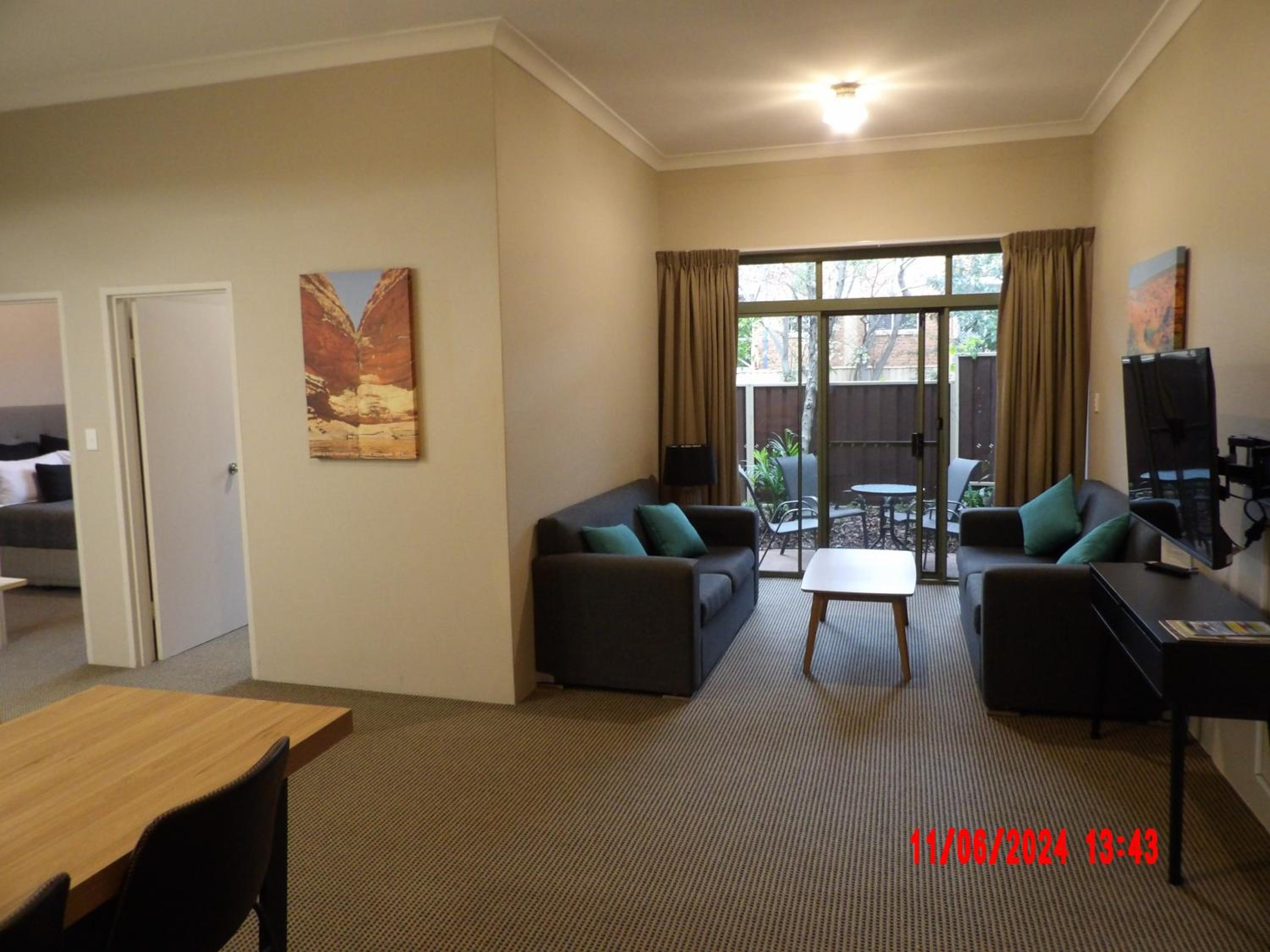 Two-Bedroom Apartment with One Queen Bed and Two Single Bed - Photo 7