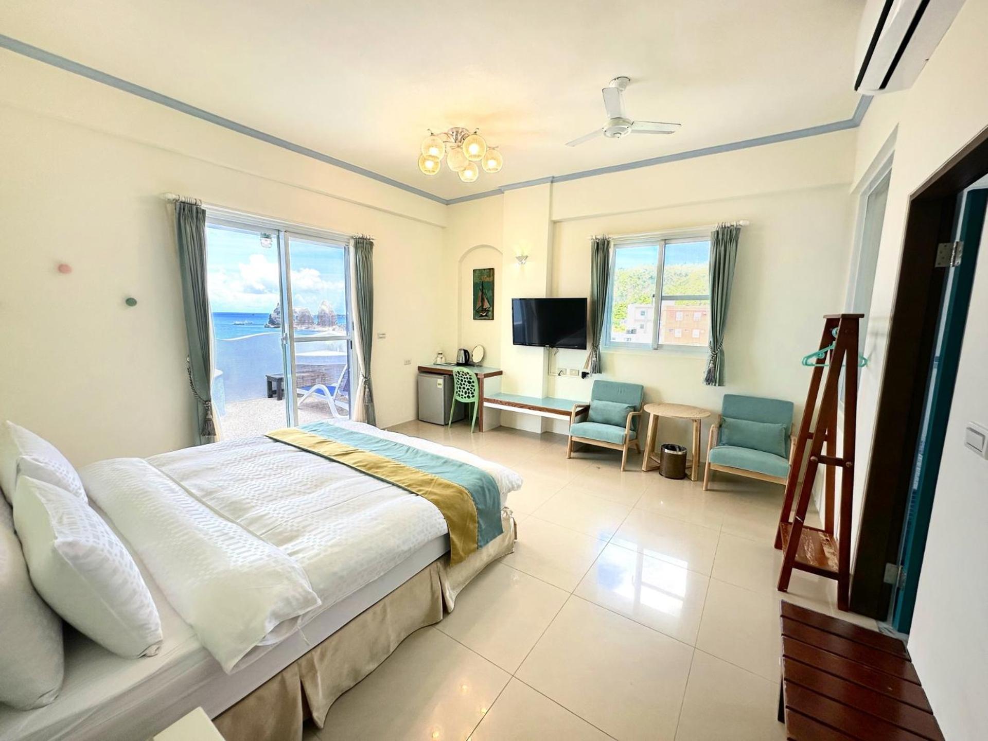 Queen Room with Balcony photo 3