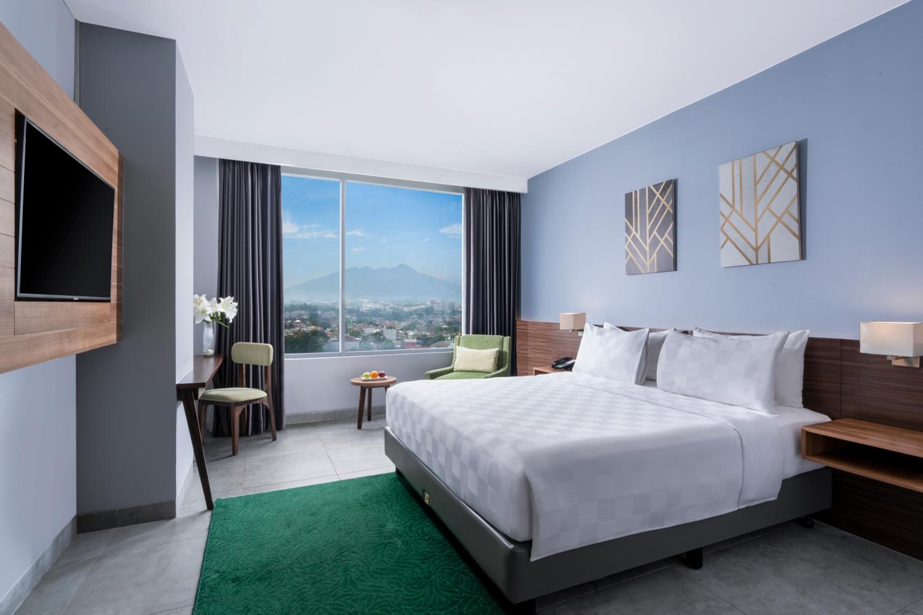 Deluxe Queen Room - Photo 1