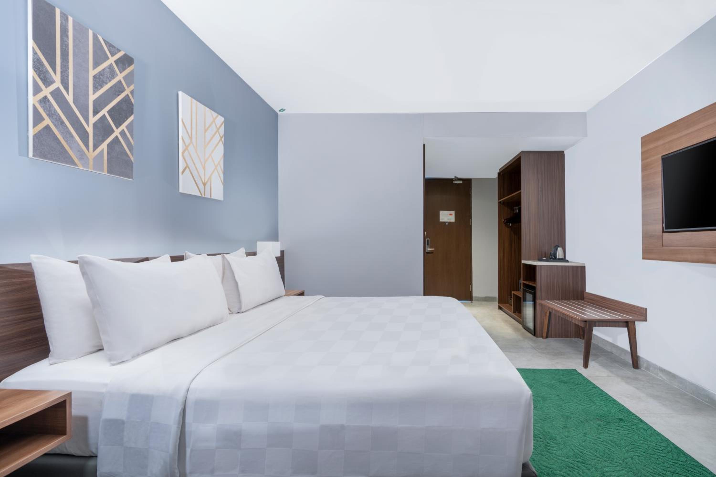 Deluxe Queen Room - Photo 9