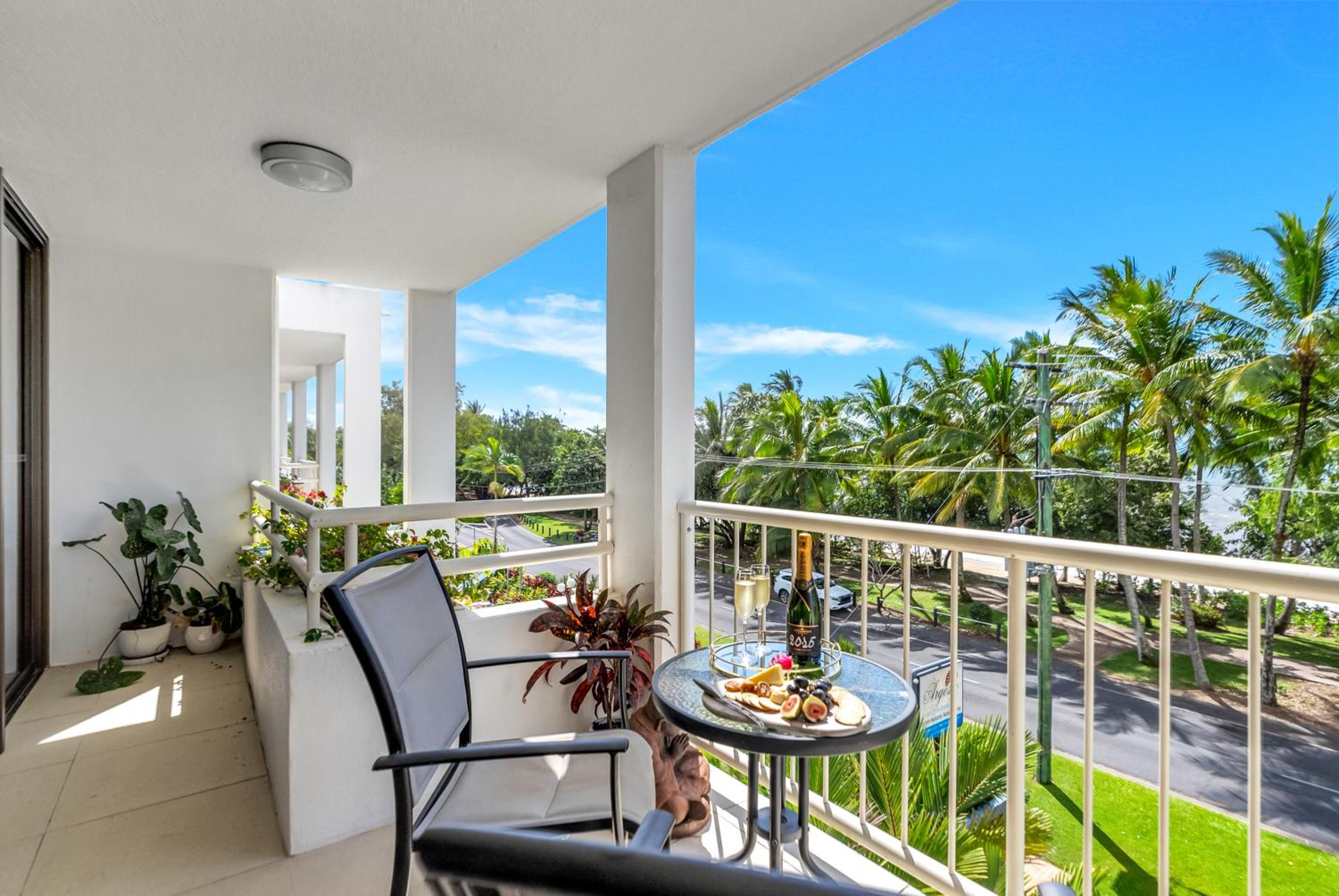 Deluxe One-Bedroom Oceanview Apartment - Top Floor  photo 3