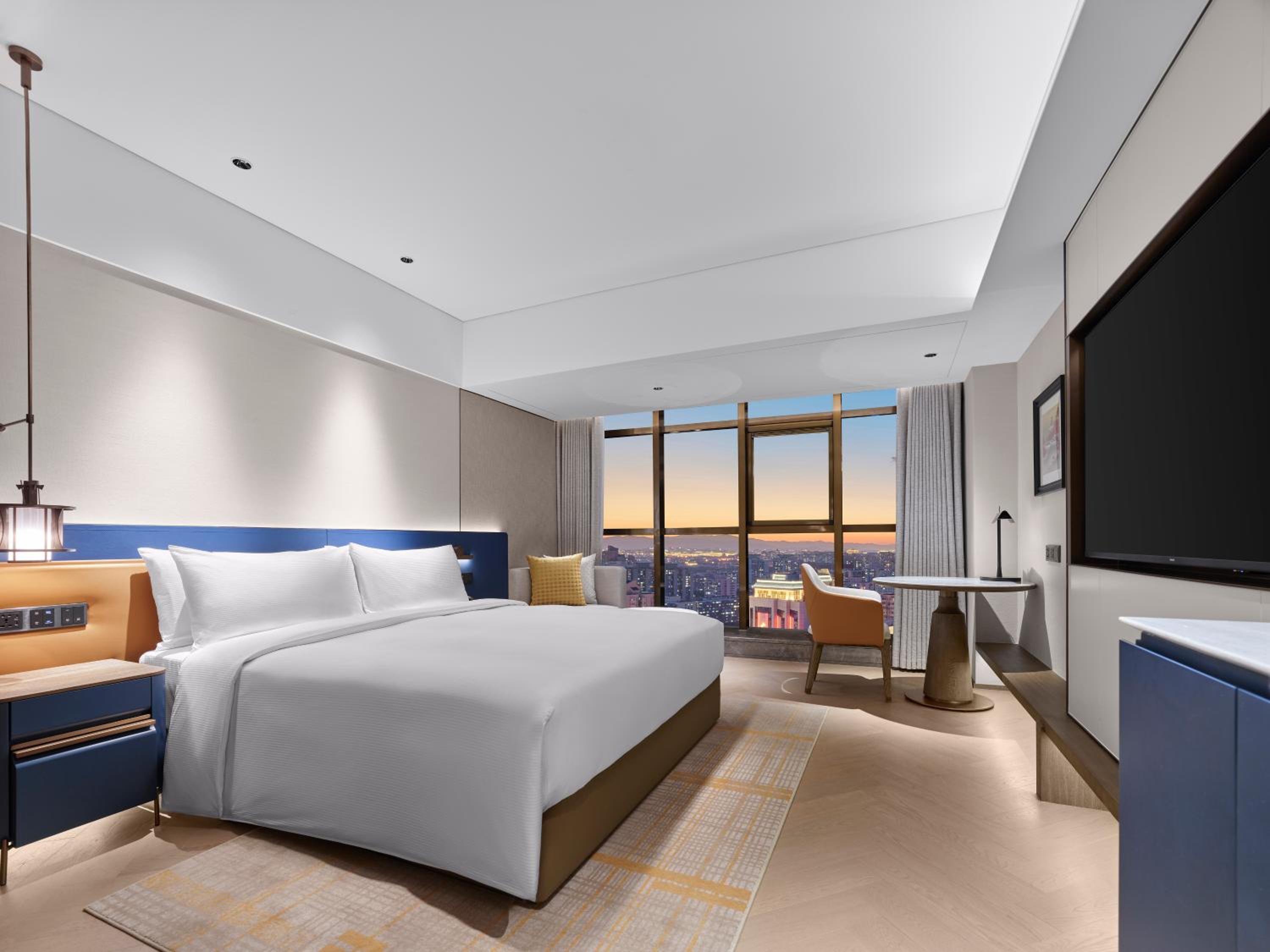 Deluxe King Room thumbnail 6