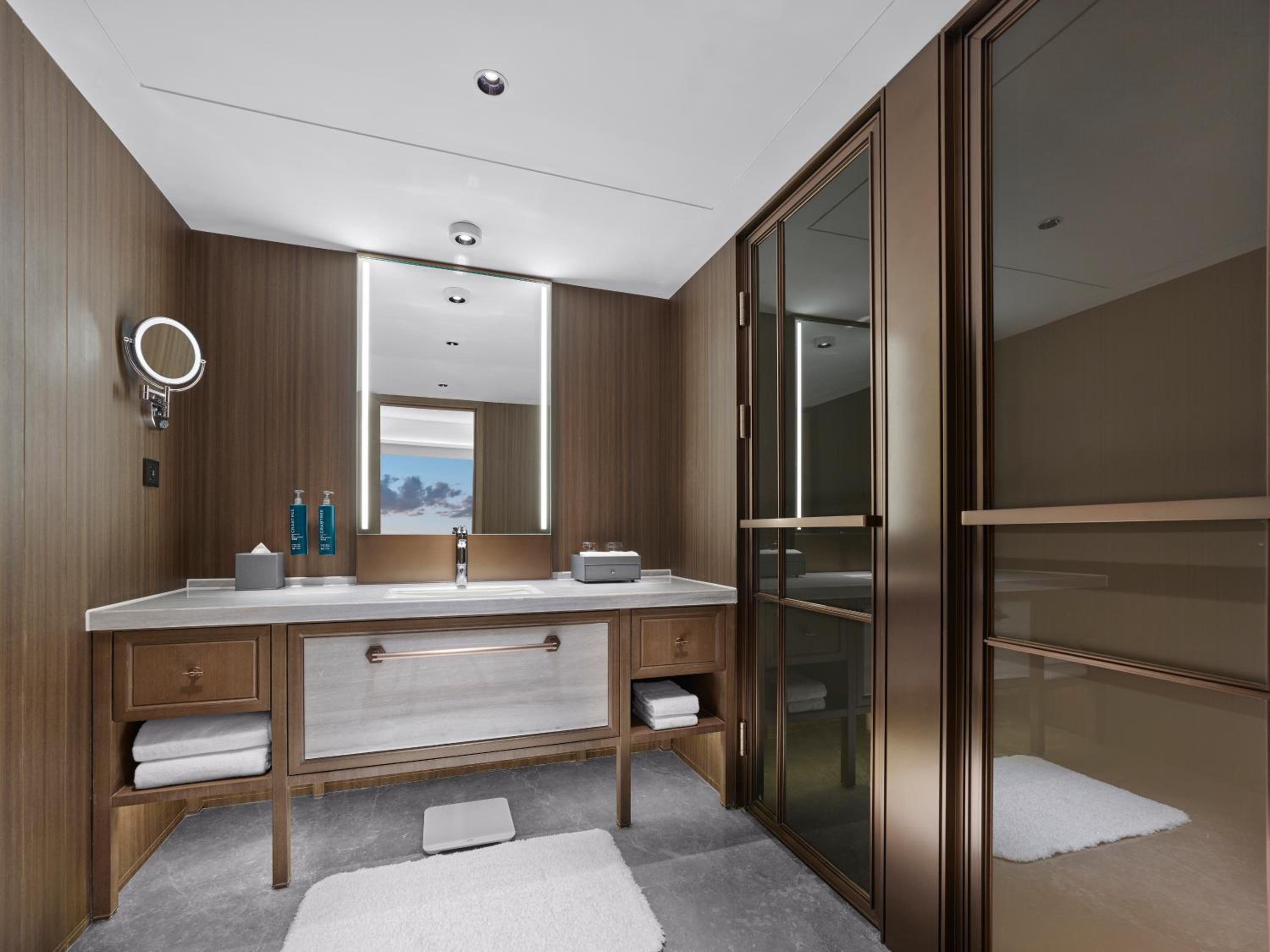 Deluxe King Suite