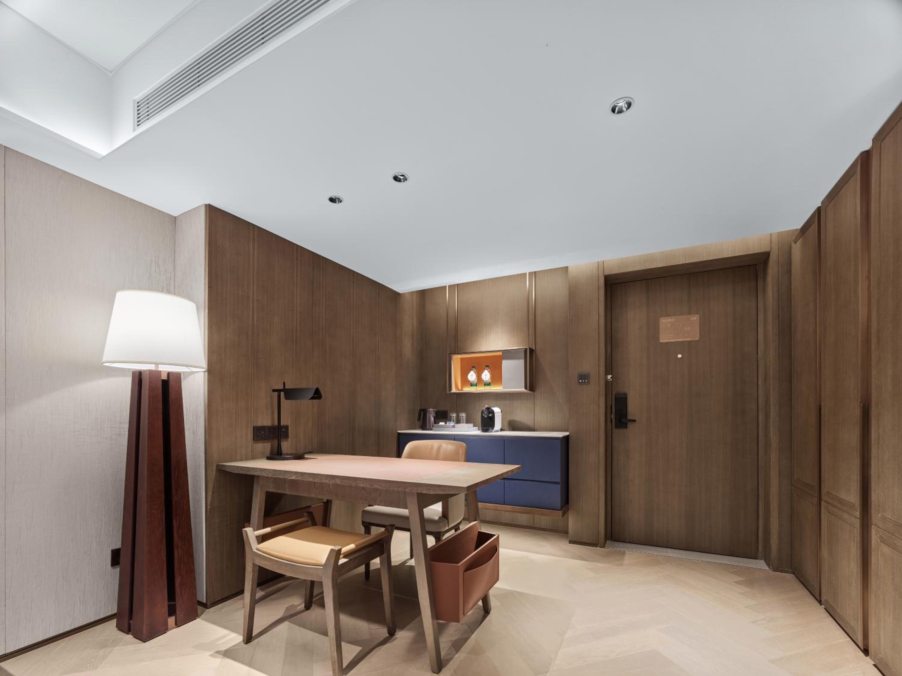 Deluxe King Suite