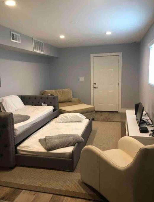 Six-Bedroom House photo 1