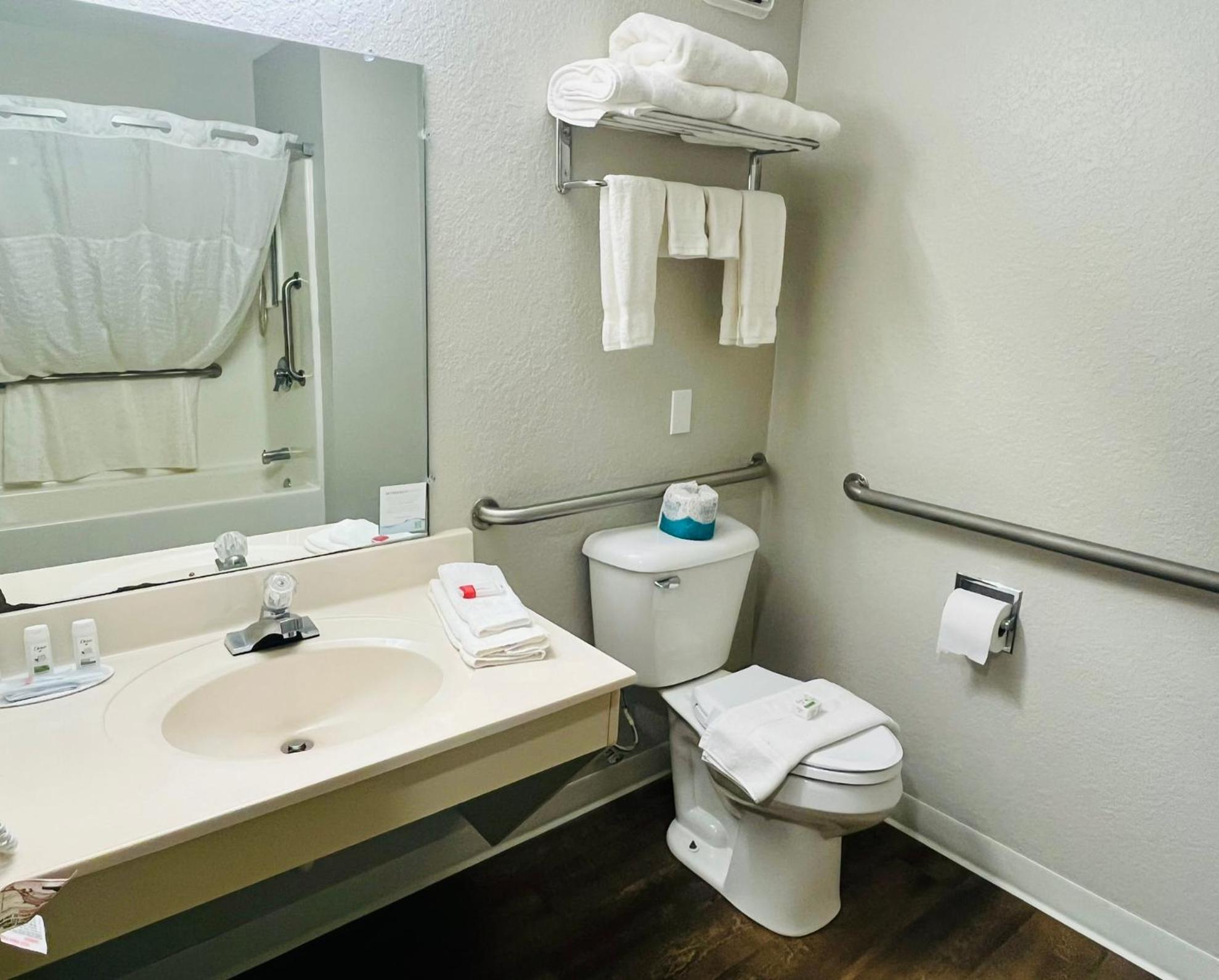 Queen Room - Mobility Access/Non-Smoking - Photo 5