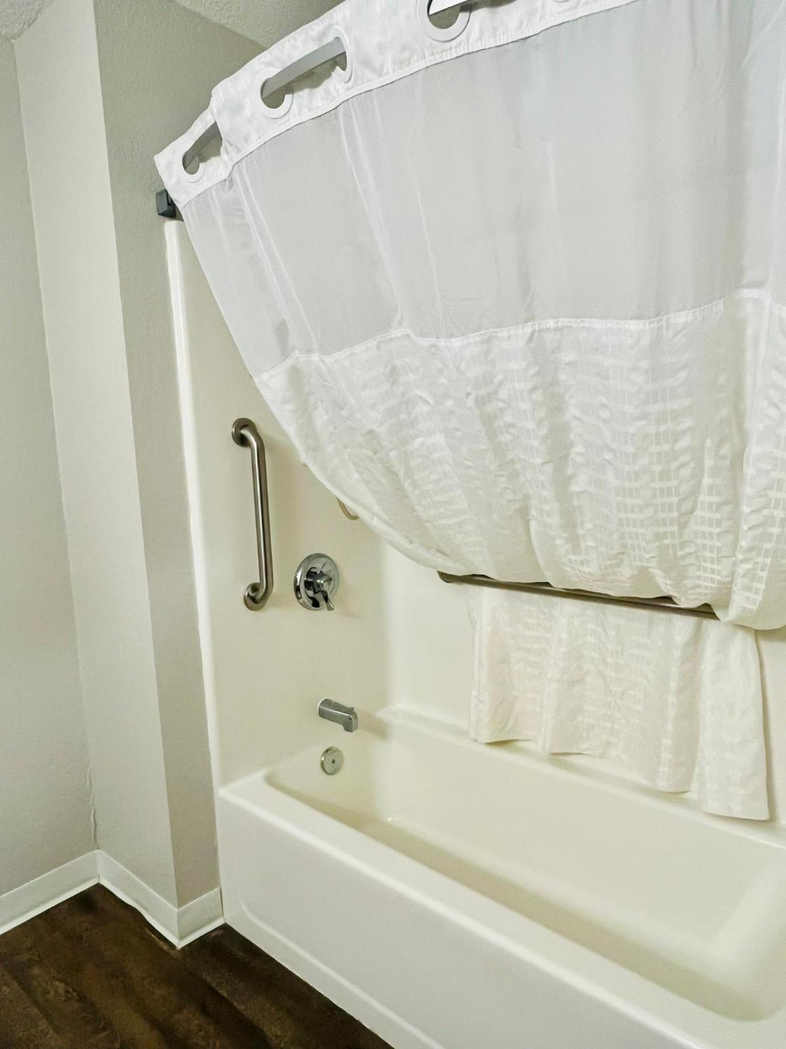 Queen Room - Mobility Access/Non-Smoking - Photo 4