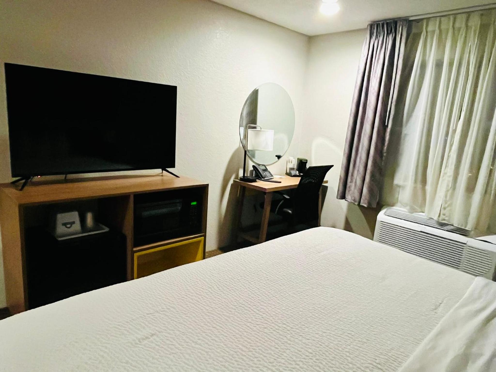 King Room - Non-Smoking - Photo 4
