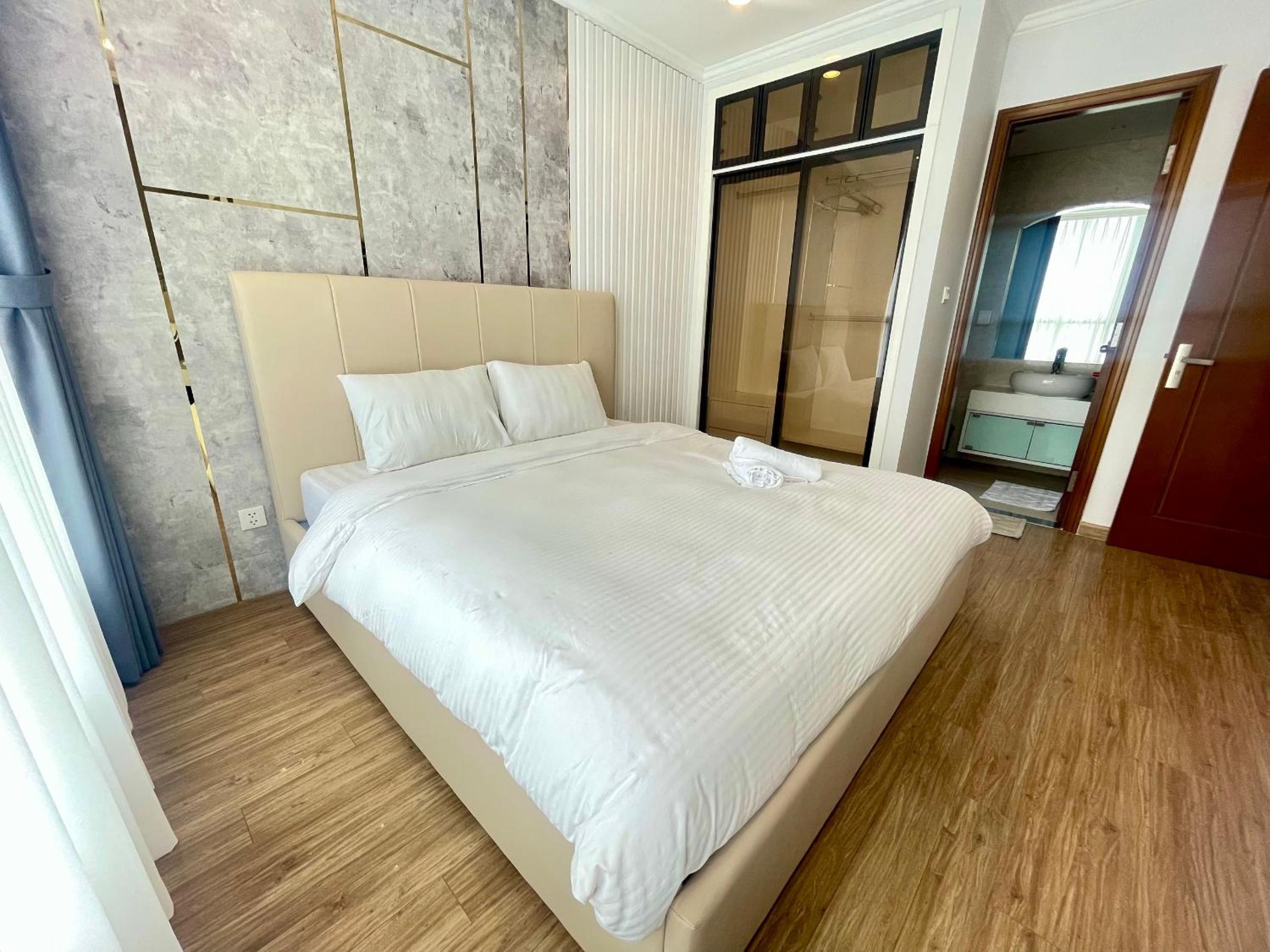 Three-Bedroom Apartment With Park View photo 1