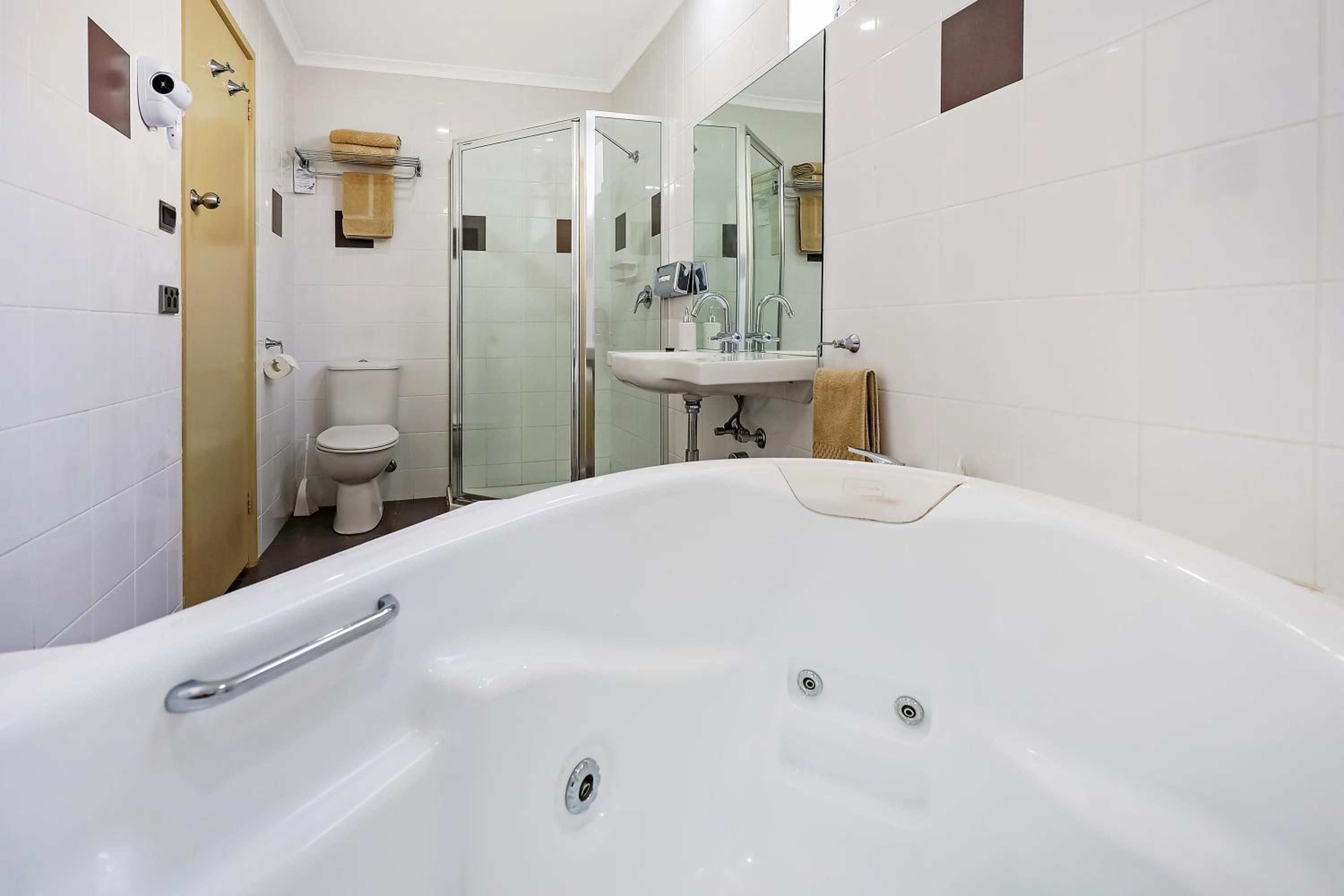 Executive Queen Spa Suite with Whirlpool - Non-smoking - Photo 3