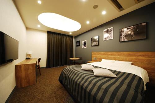 Standard Double Room - Smoking - Photo 9
