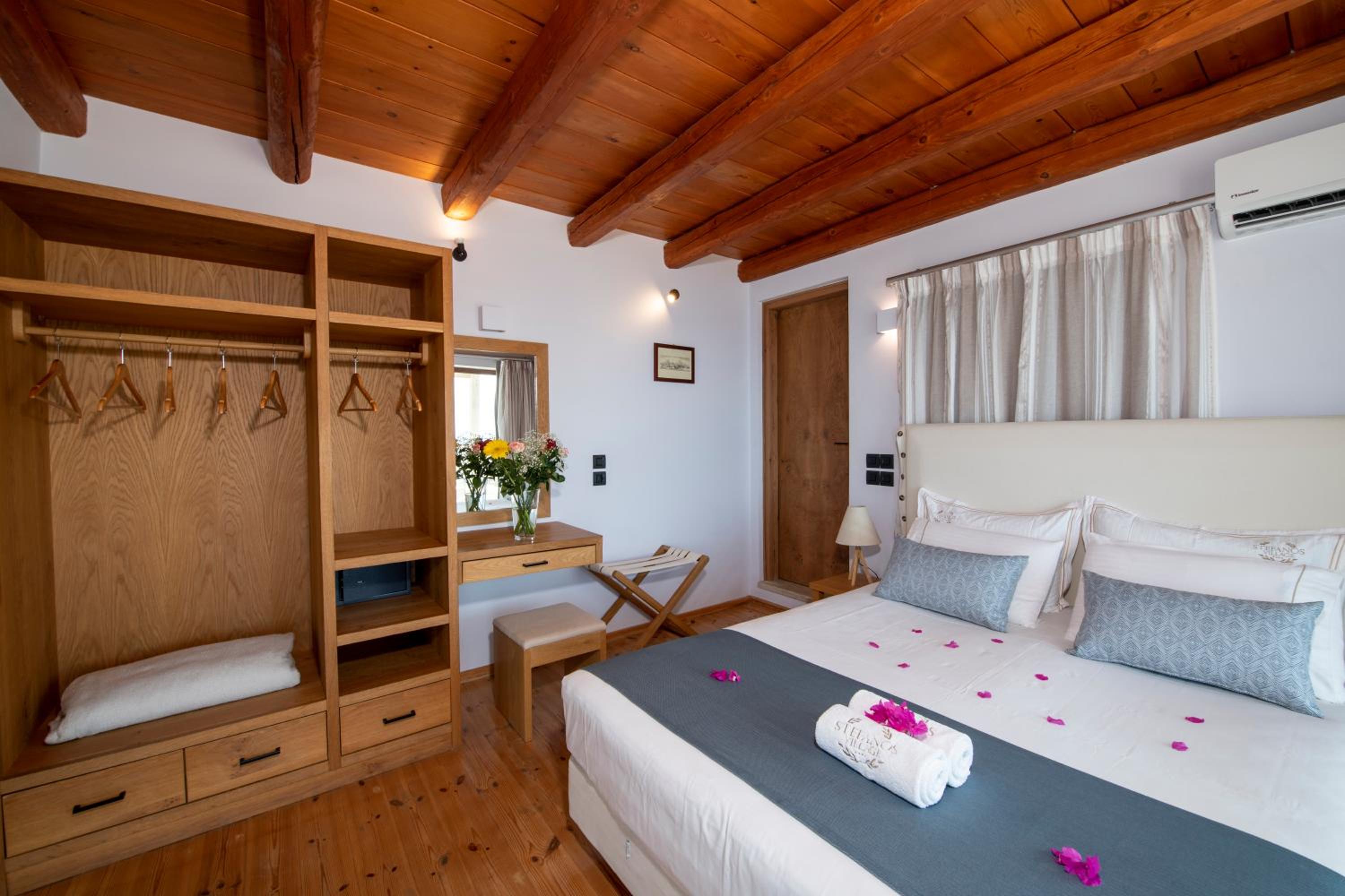 Cretan House with Panoramic View & Jetted Tub