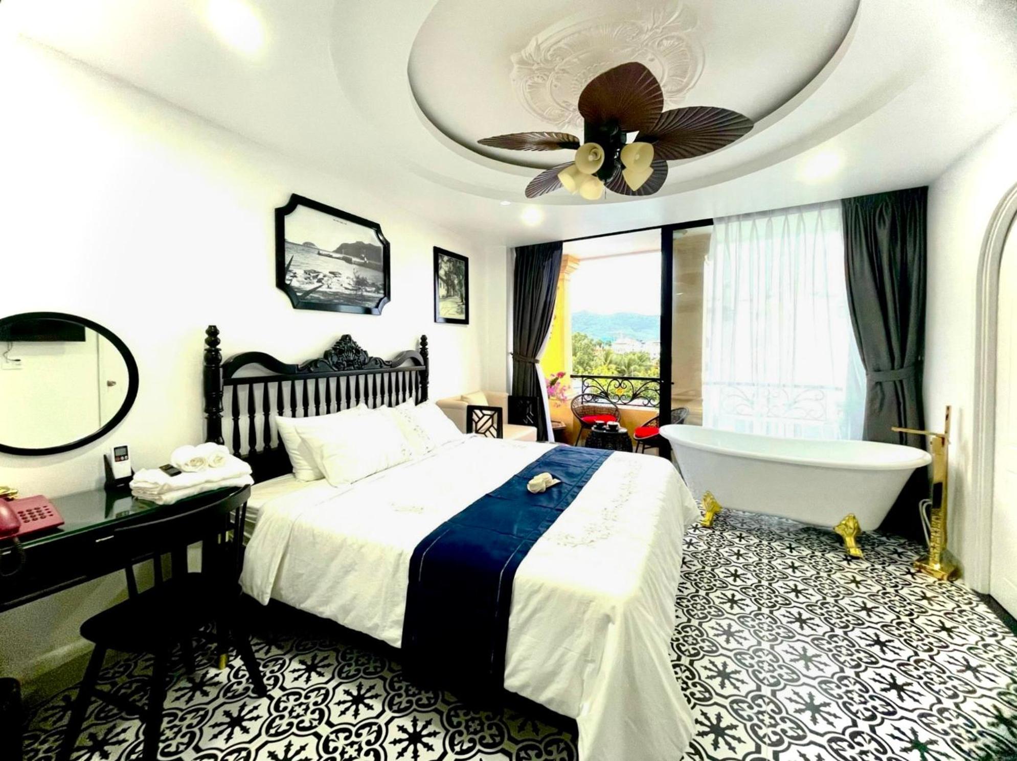 Deluxe King Room - Photo 1