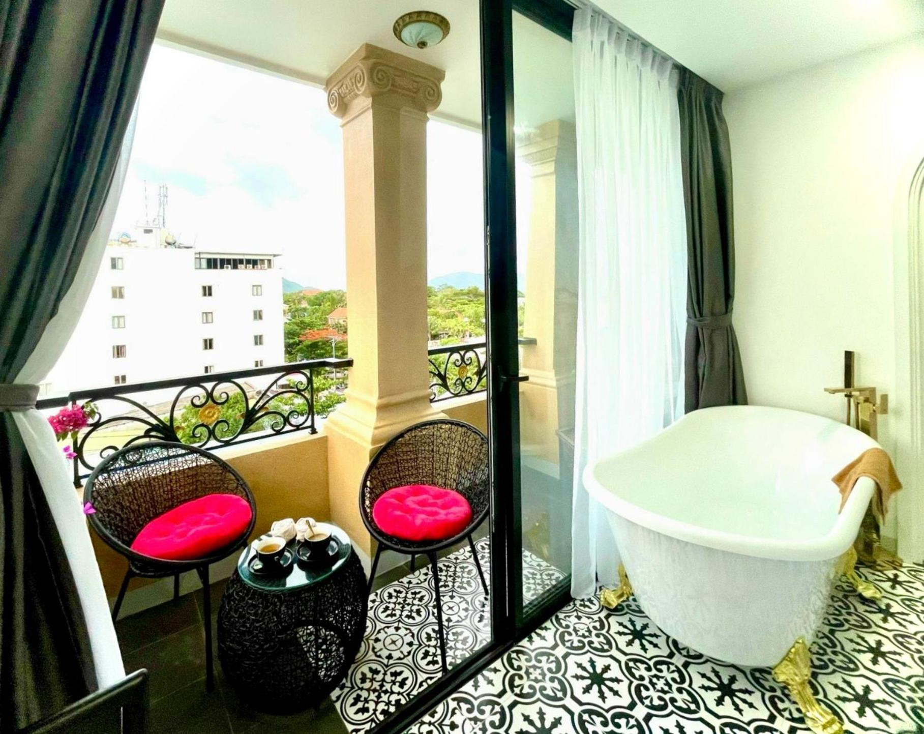 Deluxe King Room - Photo 3